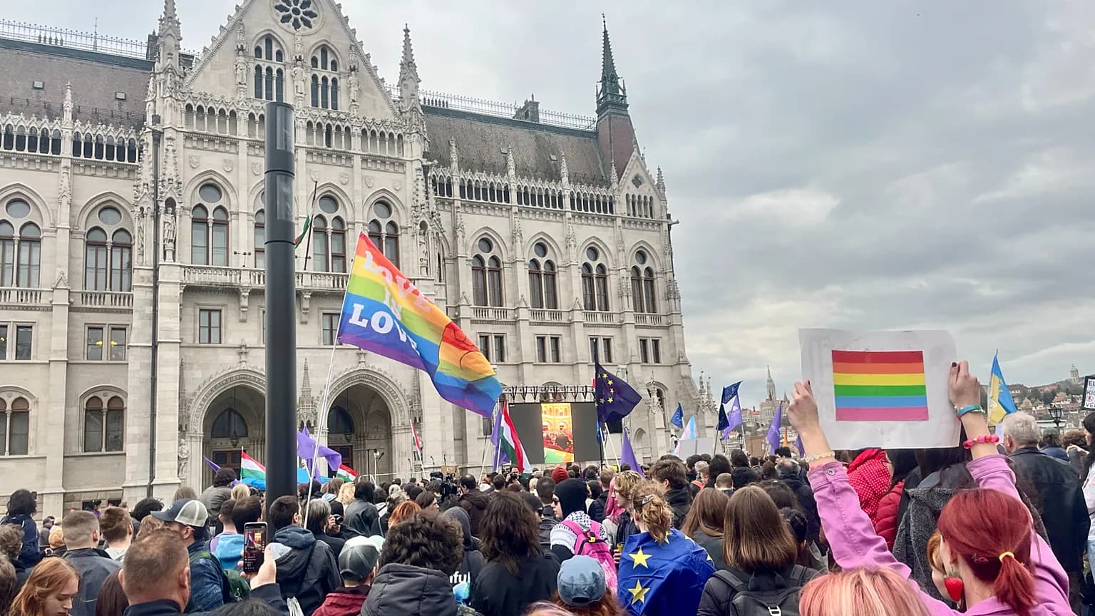 Hongrie : avancée sur les droits LGBTQ+, le Parlement démantèle les restrictions d'Orbán. Bruxelles débloque 4,2 milliards