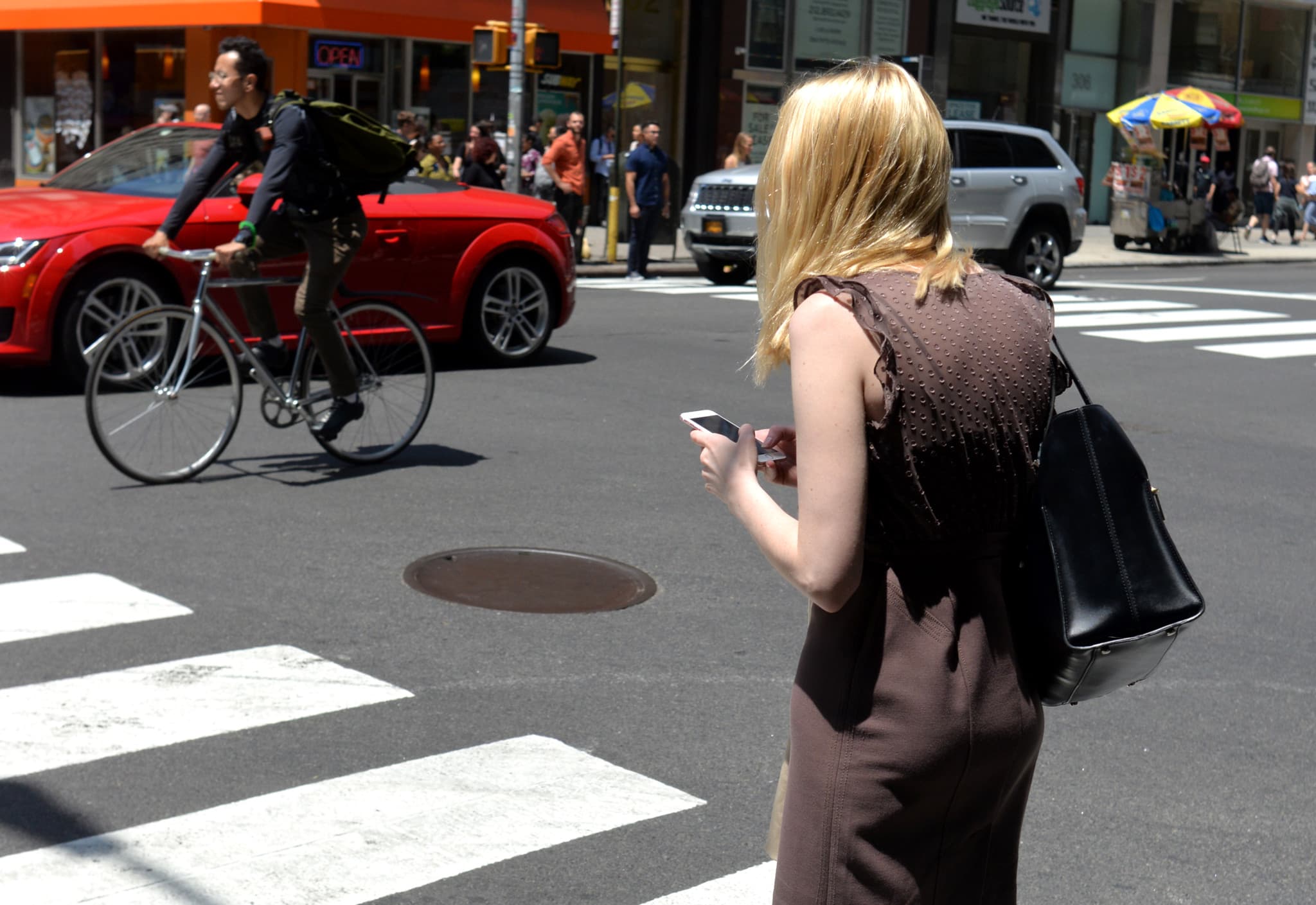 Code de la route: L’Italie veut infliger des amendes aux piétons scotchés à leur smartphone