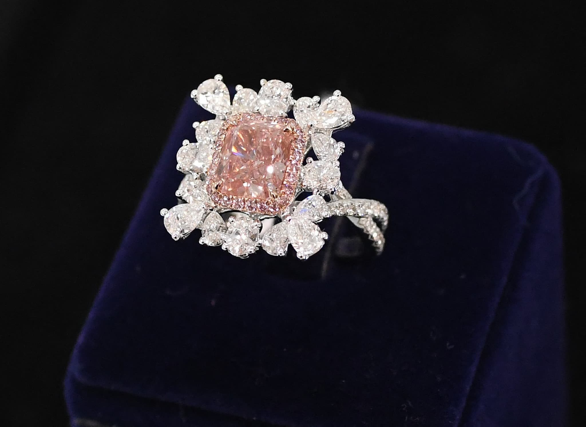 un bijou à 125’000 francs: Il vole un diamant en le remplaçant par un faux qu’il cachait dans sa bouche