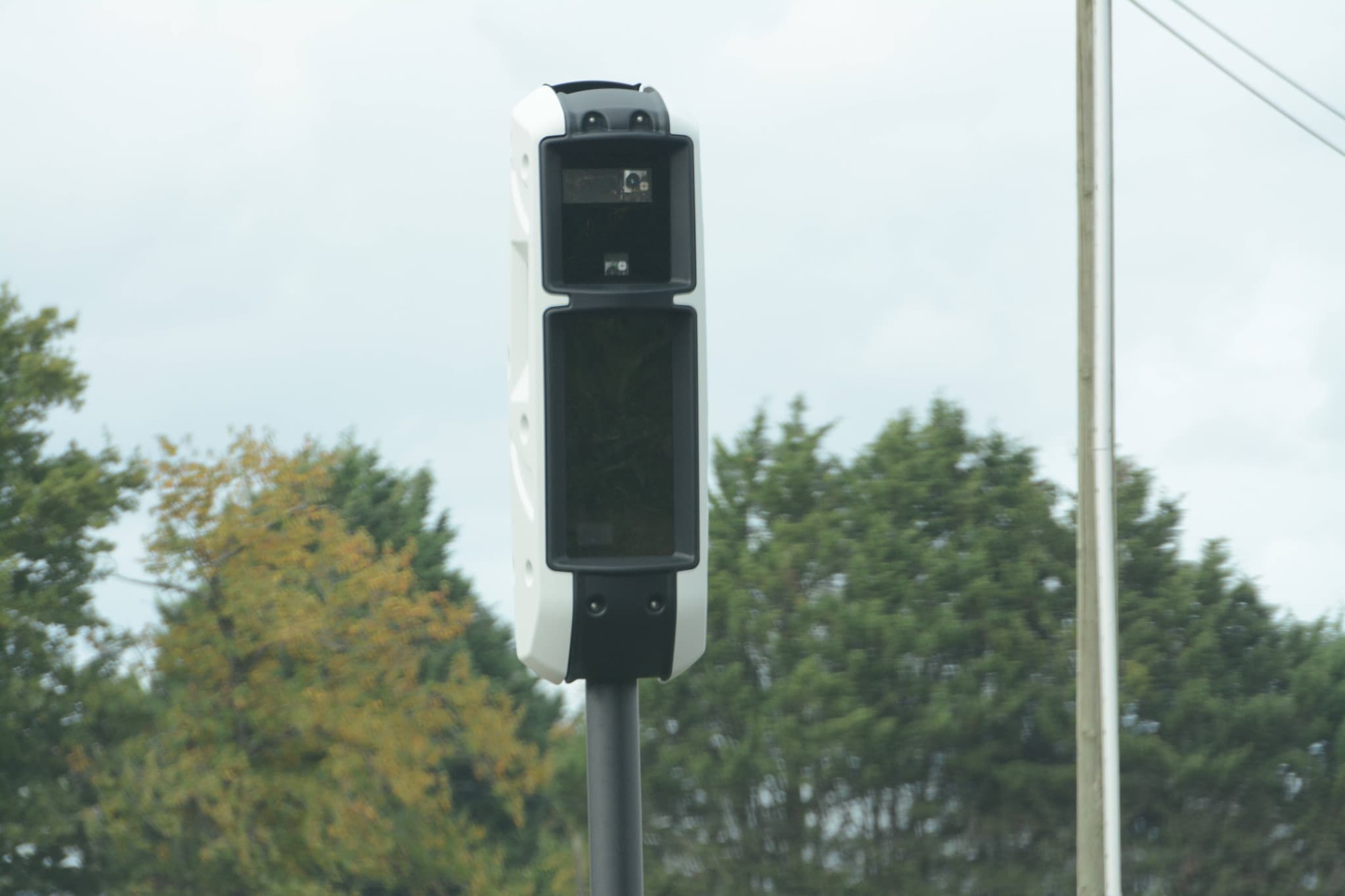 Sécurité routière: Brûlé, scié, tagué, ce radar increvable que les Français détestent