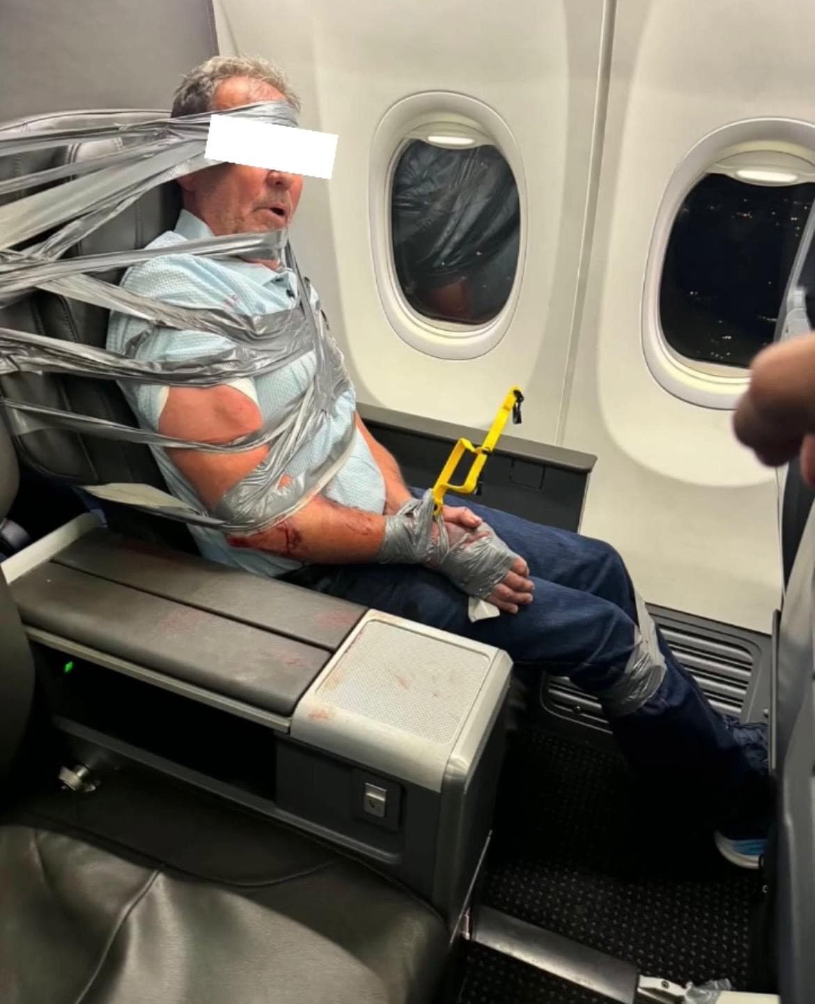 Incident aérien: Un passager violent ligoté en plein vol avec du ruban adhésif