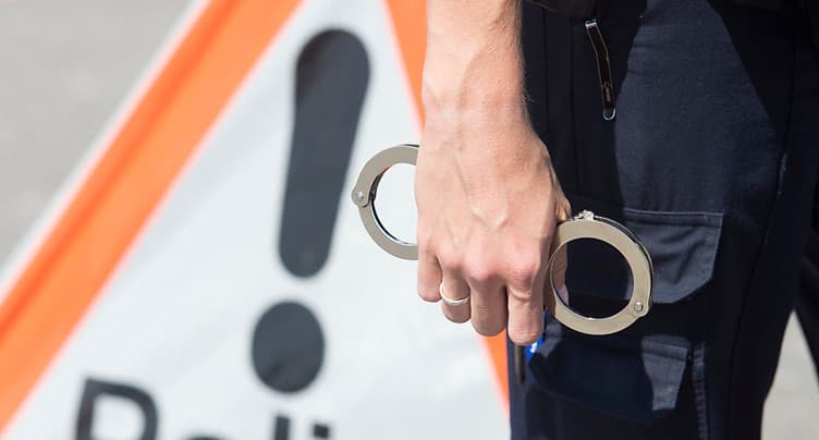 Huit personnes identifiées dans une affaire d'arnaques au faux policier