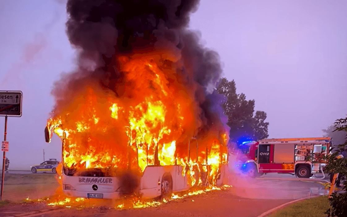 Bus scolaire en feu en Bavière: Les enfants sentent la fumée, le chauffeur réagit en un éclair