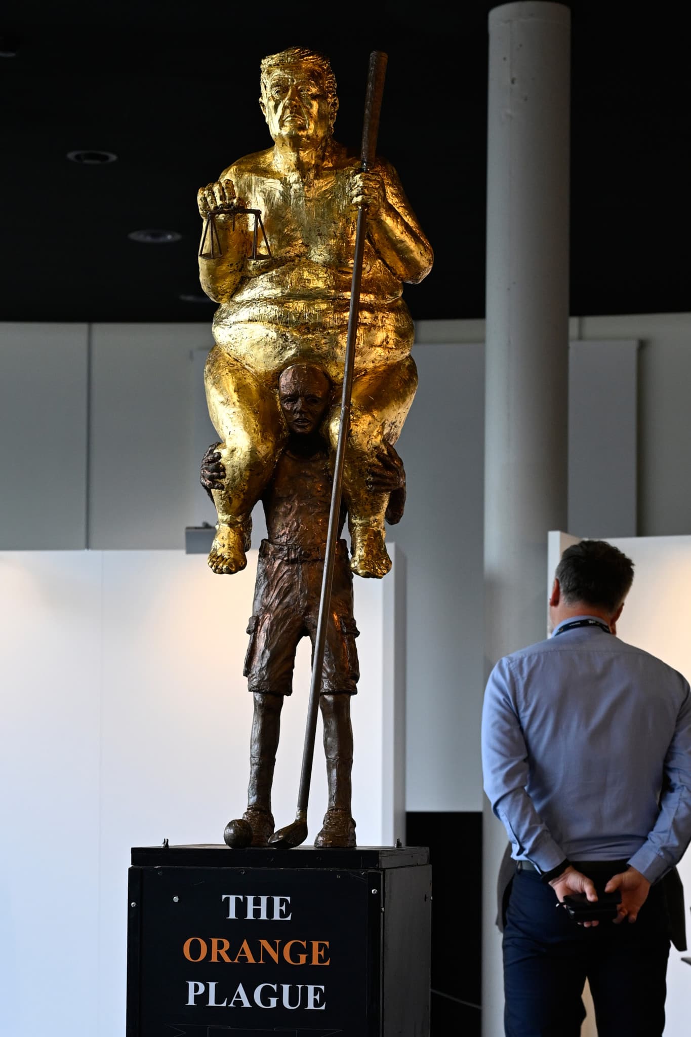 Œuvre satirique à Strasbourg: La statue d’un Donald Trump nu, doré et despotique trône au Parlement européen