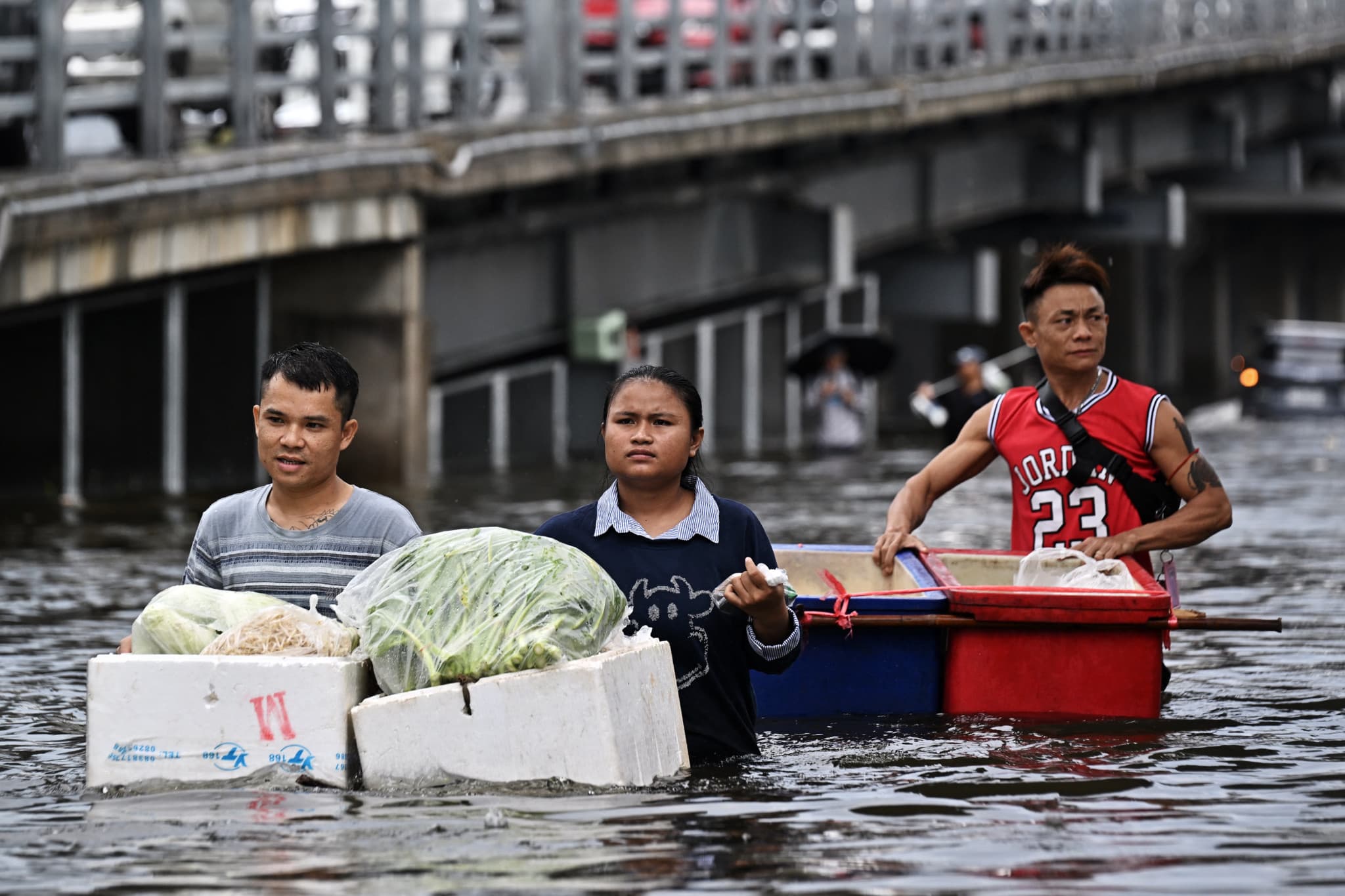 Catastrophe en Thaïlande: Les Thaïlandais pataugent dans une saison des pluies hors norme