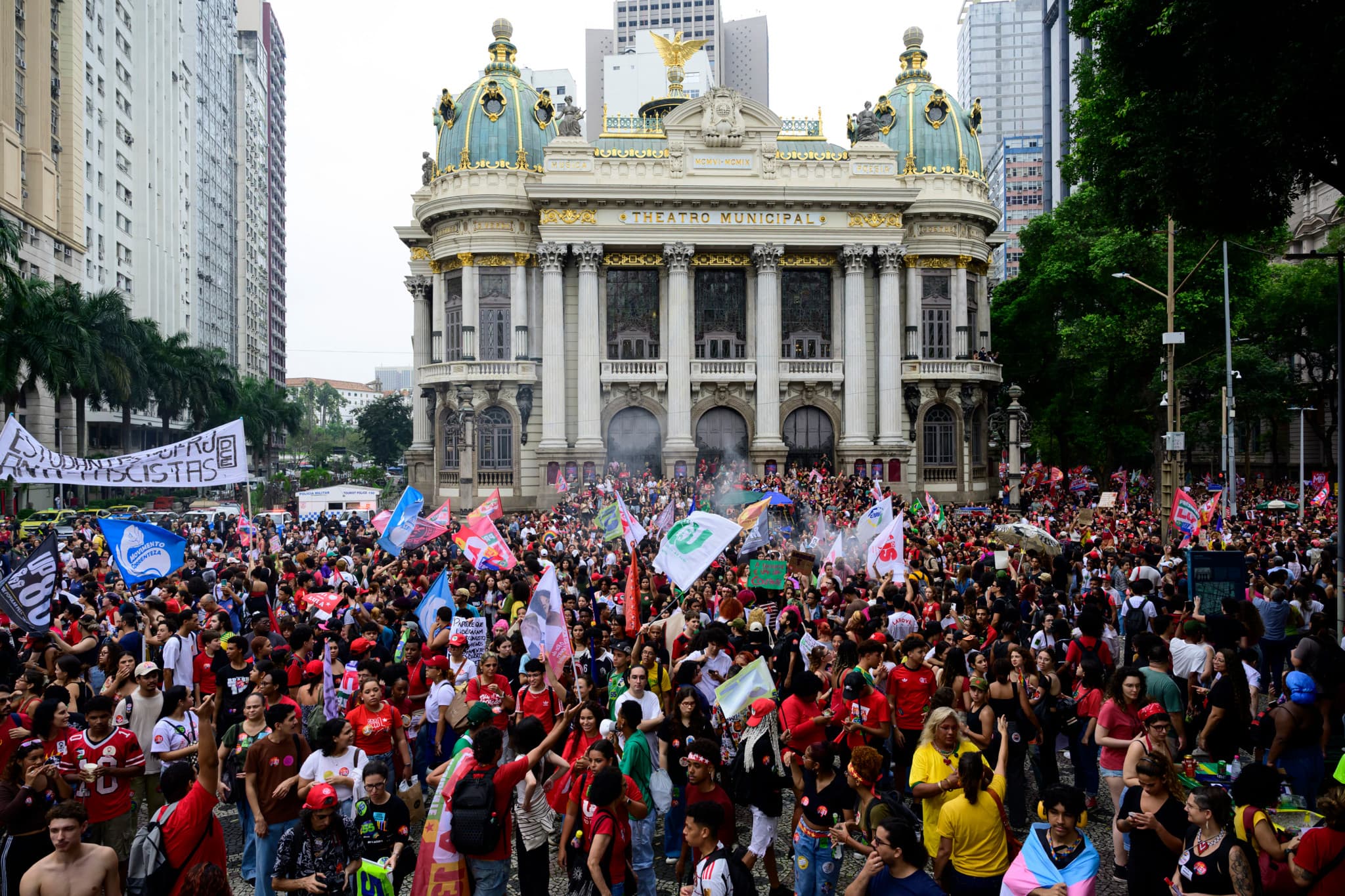 Présidentielle au Brésil: Des milliers de manifestants défilent à Rio contre Flavio Bolsonaro