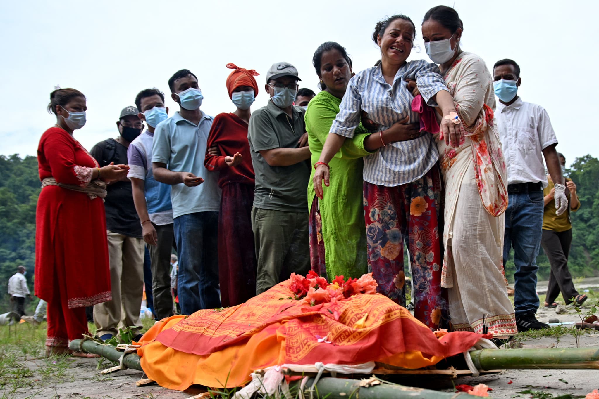 Crue au Népal: Le bilan de la catastrophe s’alourdit et dépasse les 900 morts