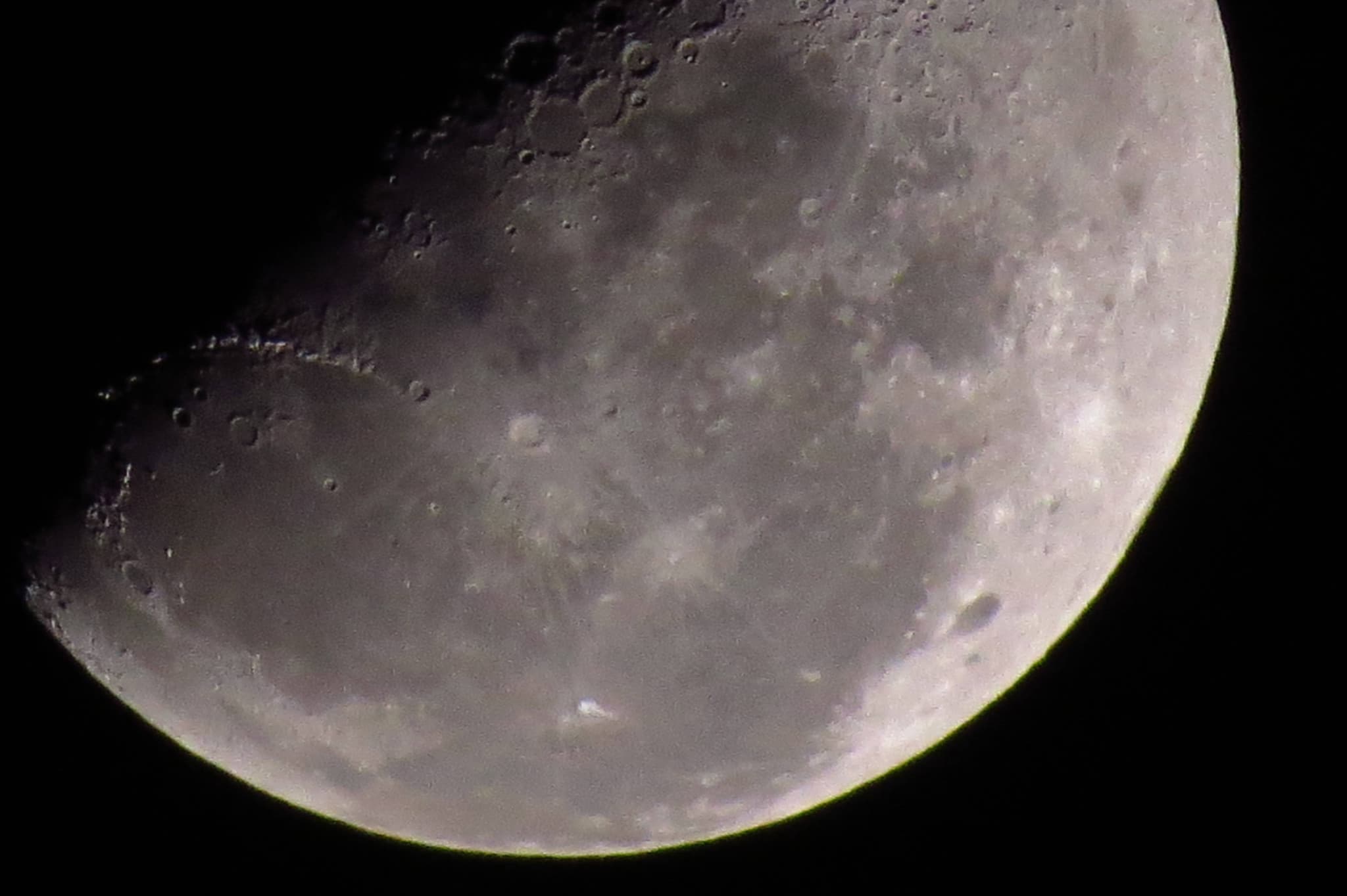 Exploration lunaire: La NASA photographie le cratère creusé par une fusée SpaceX sur la Lune