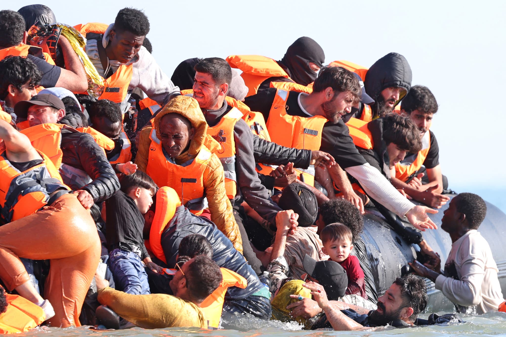 Traversée de la Manche: Près de 160 migrants secourus après l’incendie de leur bateau