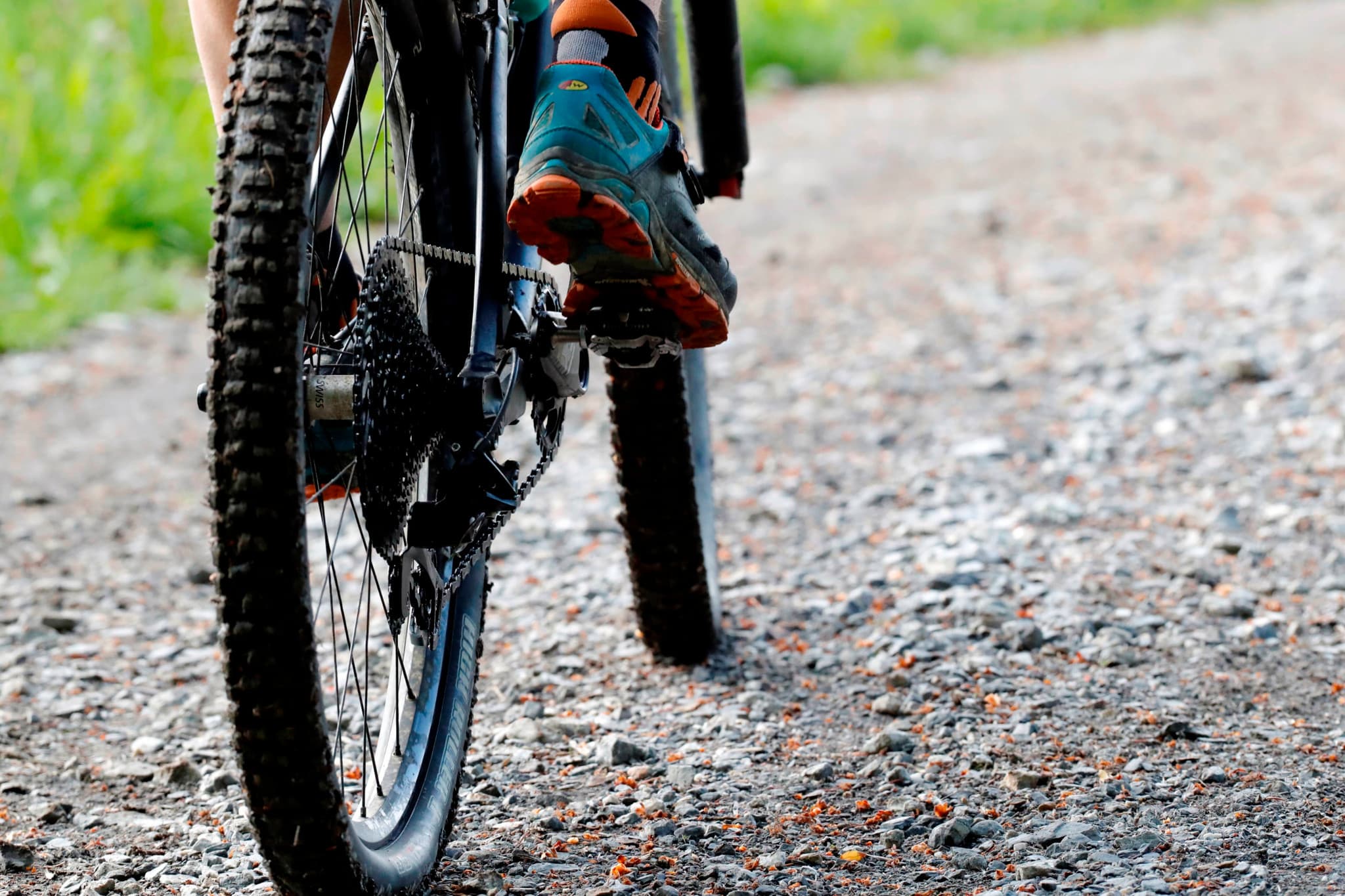 Haute-Savoie: Un vététiste décède après une sortie de route proche de la frontière suisse