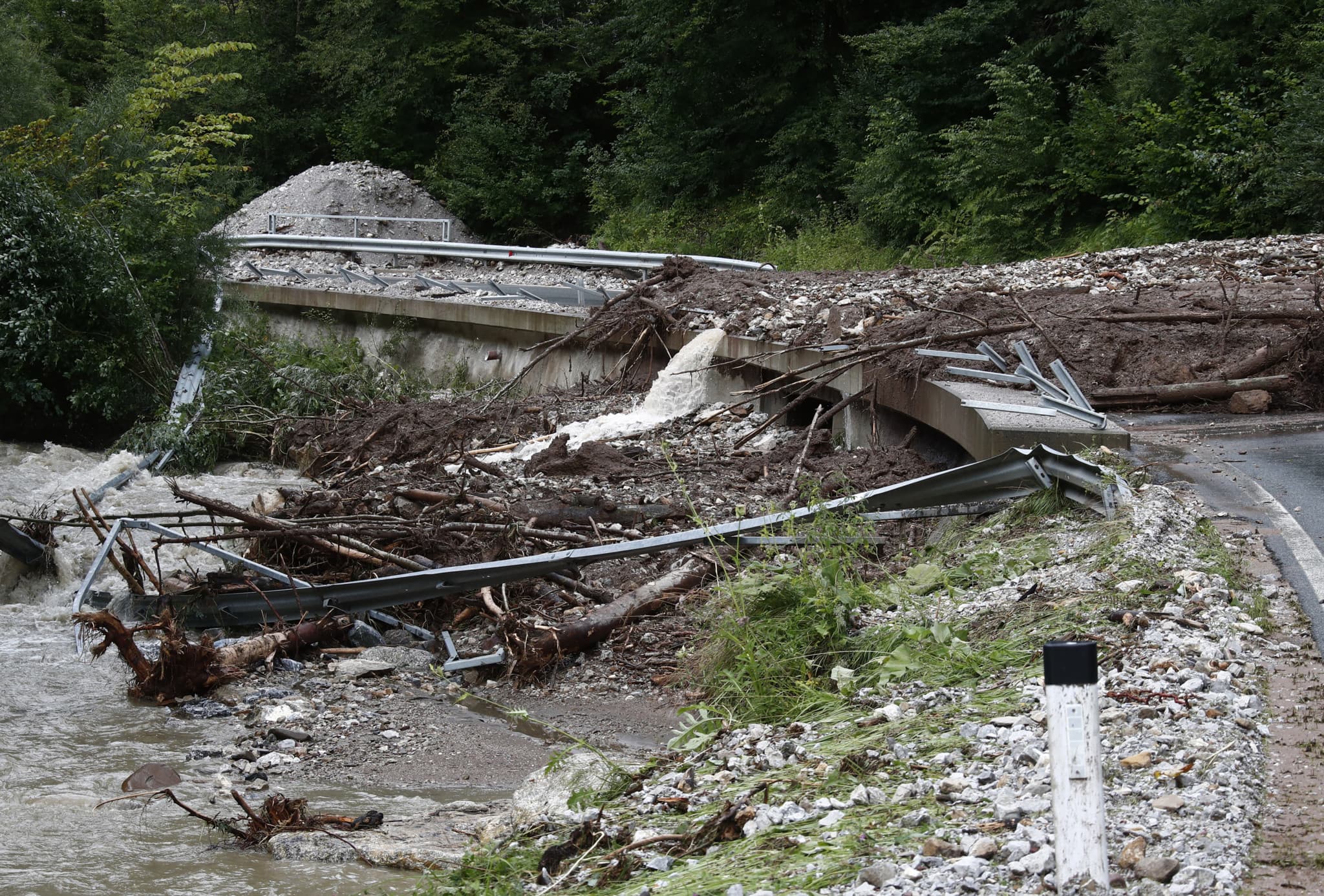 Drame en montagne: Un trentenaire emporté par une lave torrentielle en Haute-Savoie