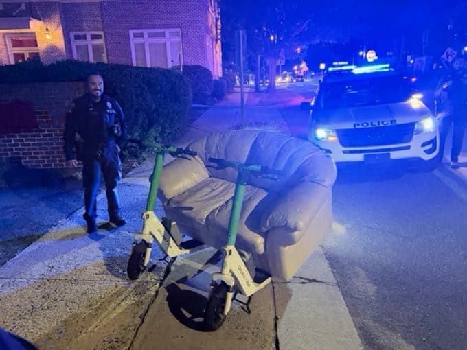 Insolite aux États-Unis: Deux hommes circulent en ville sur un canapé monté sur des trottinettes