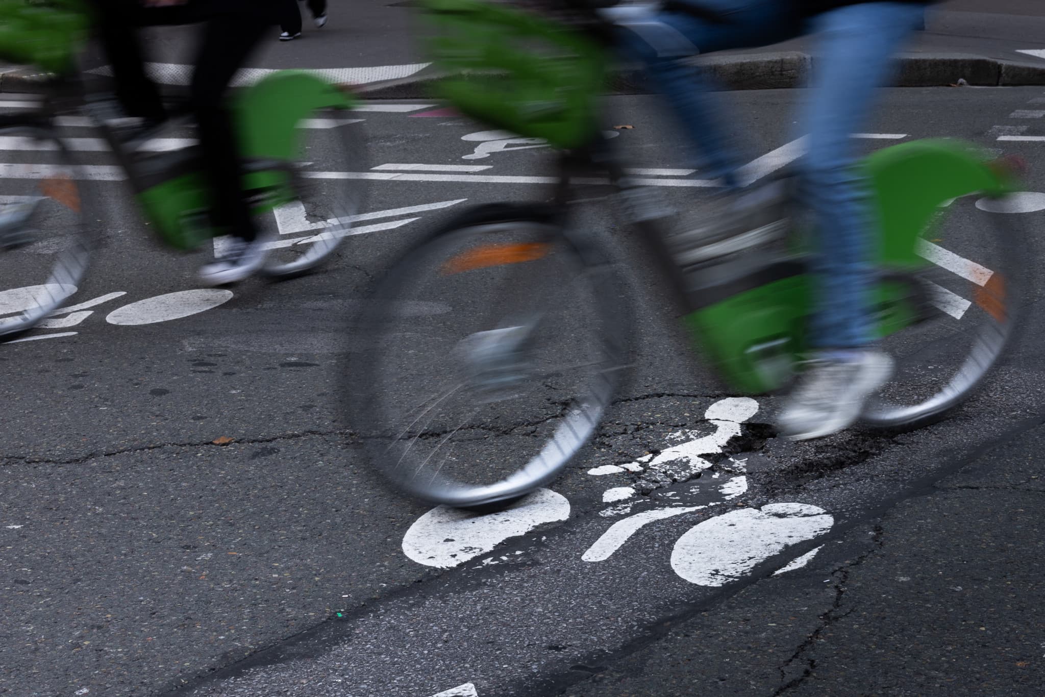 Violence routière: Un cycliste poignardé à la gorge par un automobiliste en plein Paris