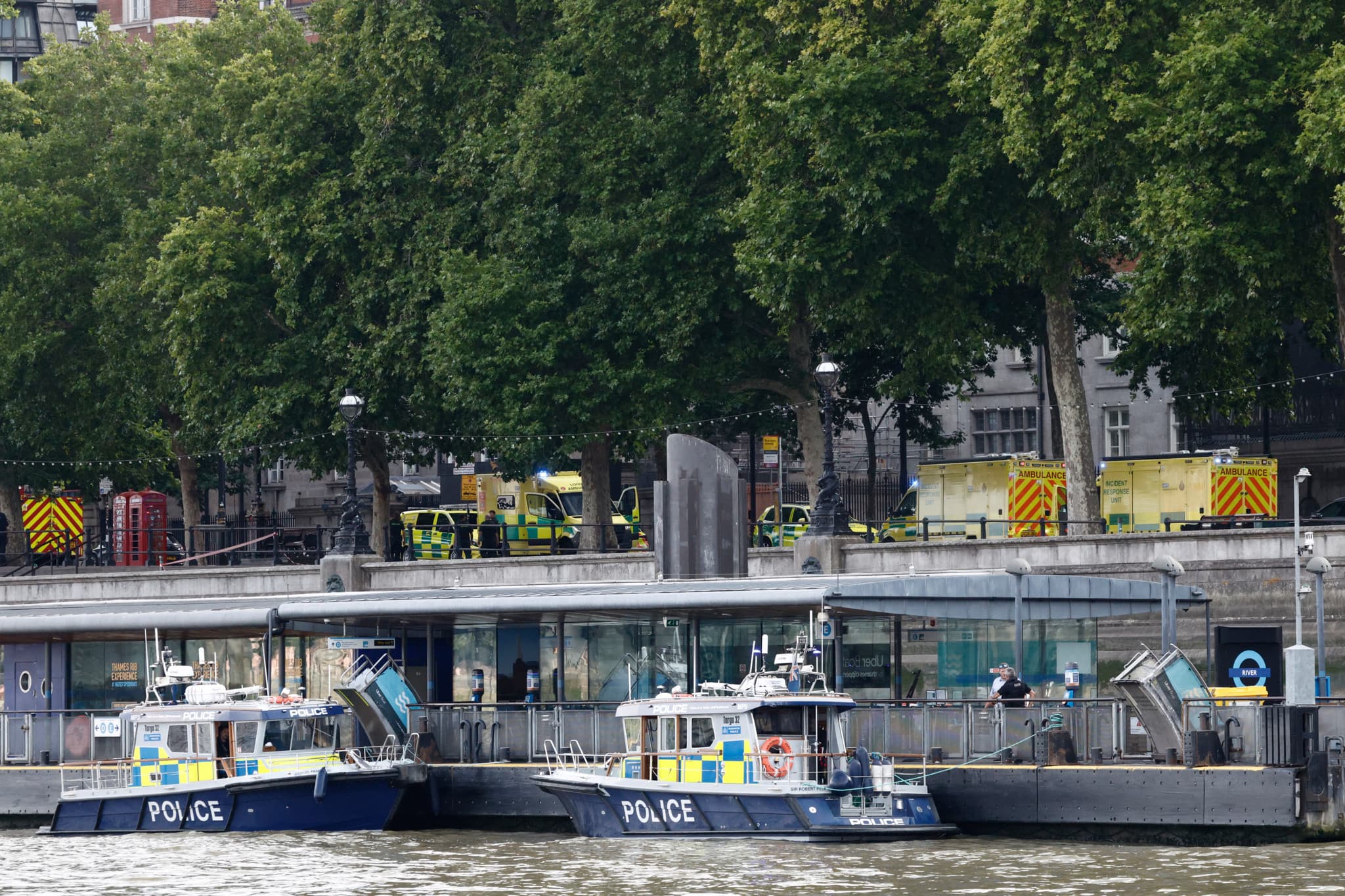 Incident à Londres: Un bateau de police percute un pont sur la Tamise, cinq agents blessés