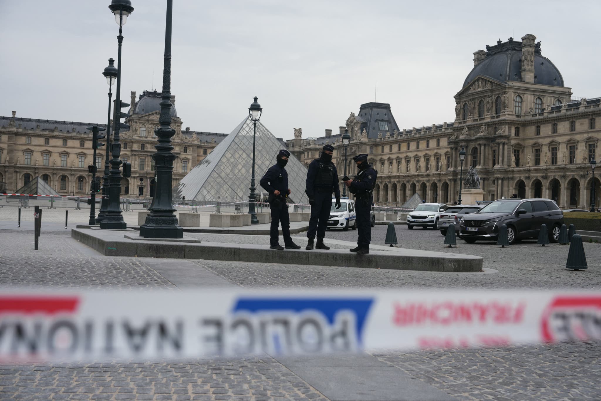 Un an après le célèbre casse: Les bijoux du Louvre introuvables, le commanditaire du vol aussi