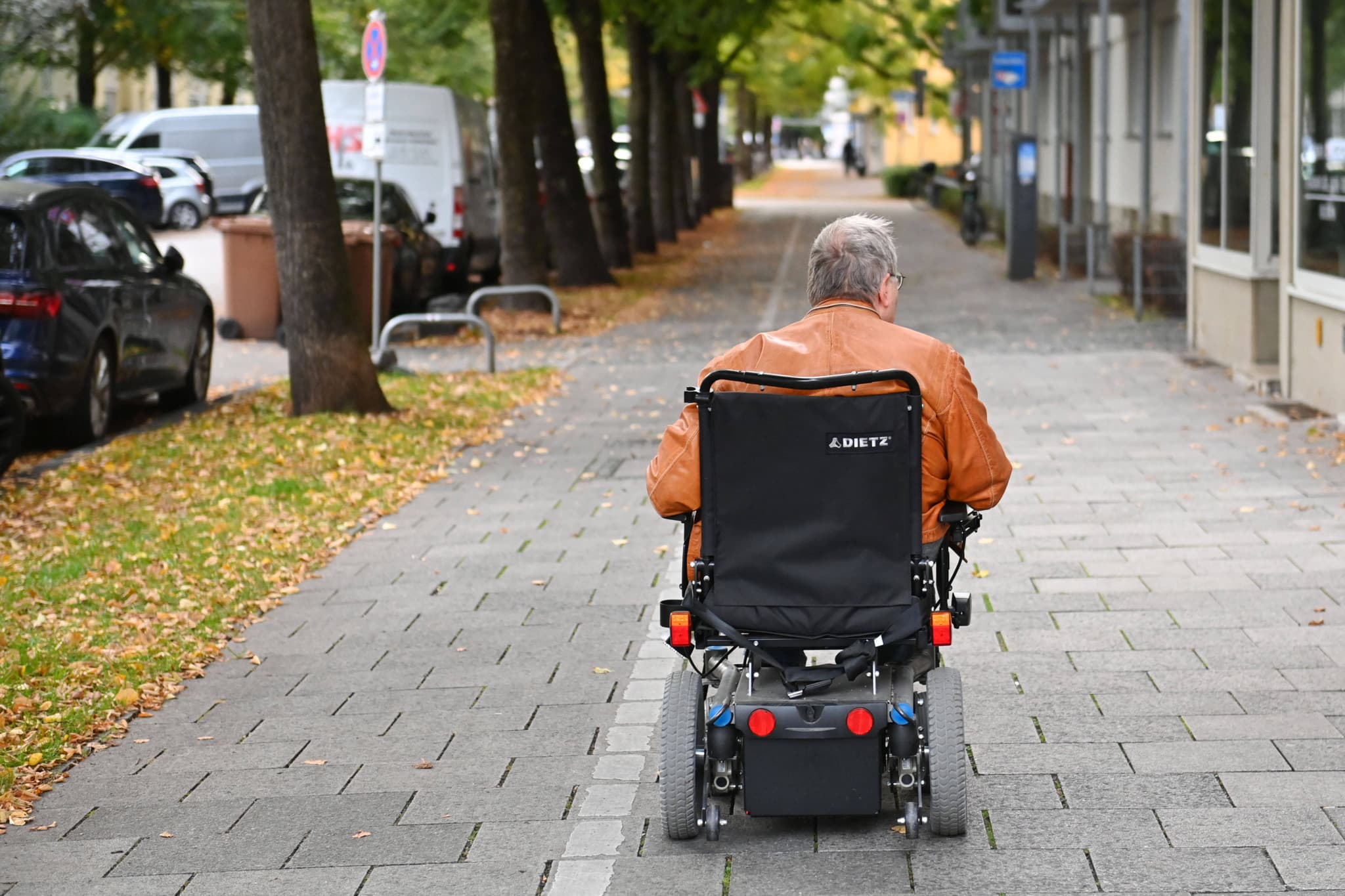 Insolite en Allemagne: Un homme de 88 ans circule sur une autoroute en fauteuil roulant