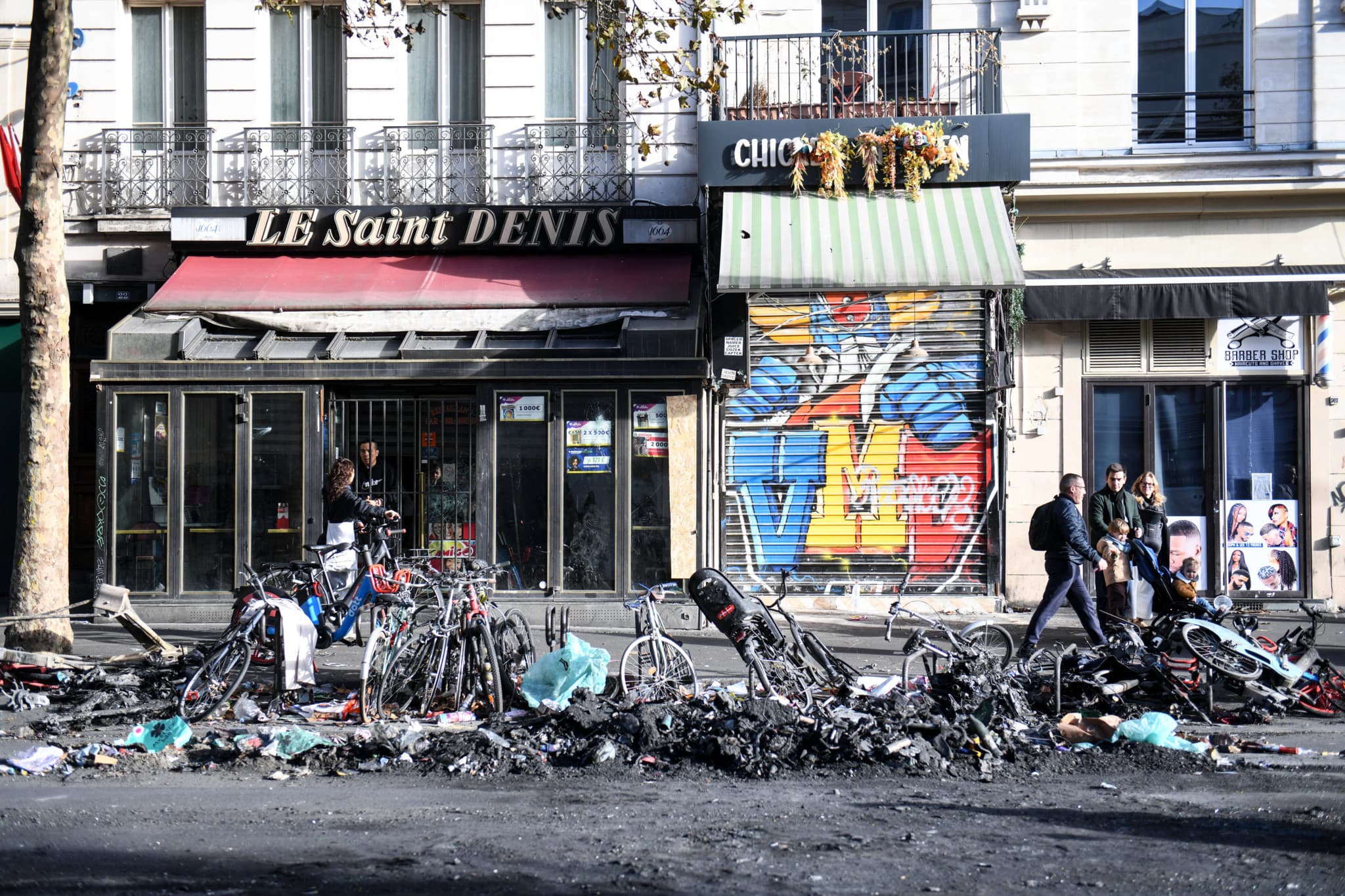 Lendemain d’émeutes à Paris: Les Parisiens ulcérés face aux pillages après les violences du 17 octobre