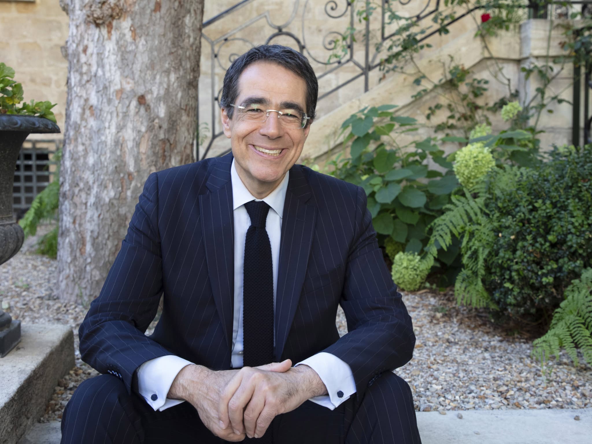 Politique et médias: La politesse impitoyable de Darius Rochebin épate la France