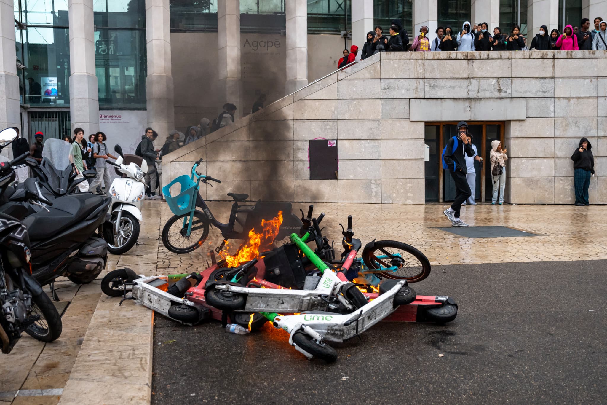 Blocages en France: Il sera interdit de manifester autour des établissements fermés vendredi