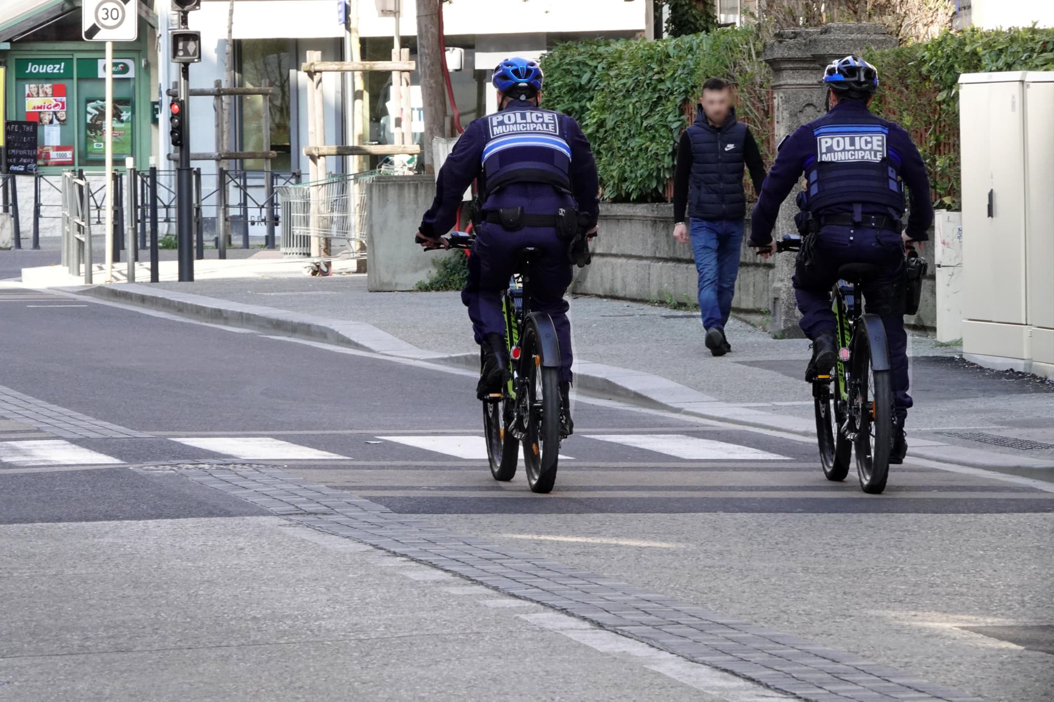 Polémique en France: «Nègres, bougnoules, connasses»: la vidéo choc de deux policiers en patrouille