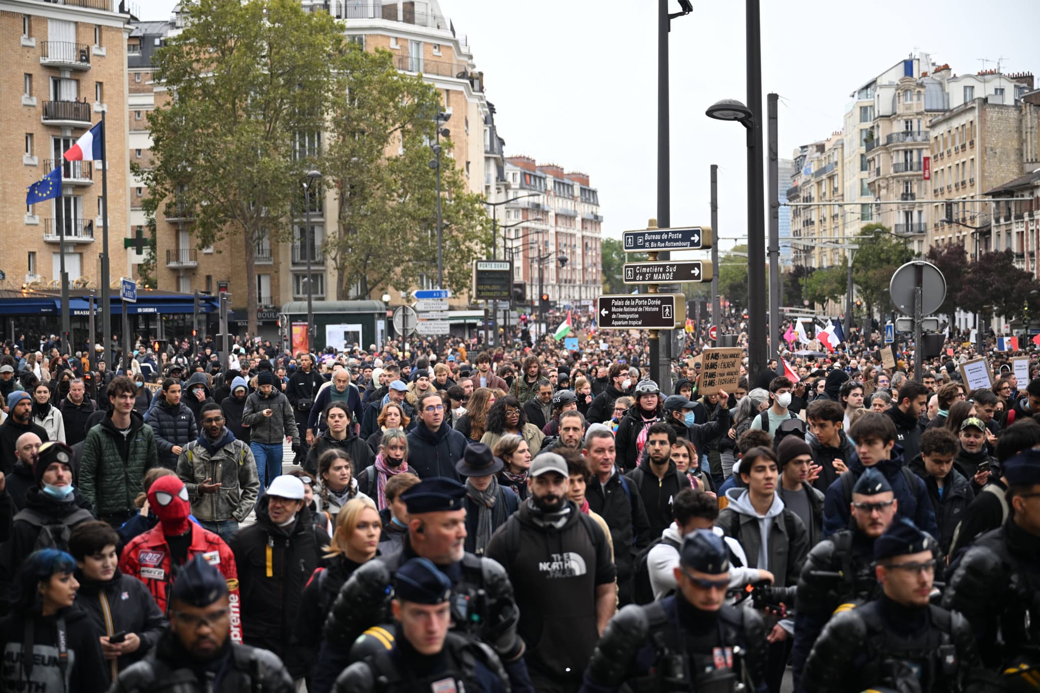 Manifestations en France: 110 000 personnes manifestent dans le calme à Paris