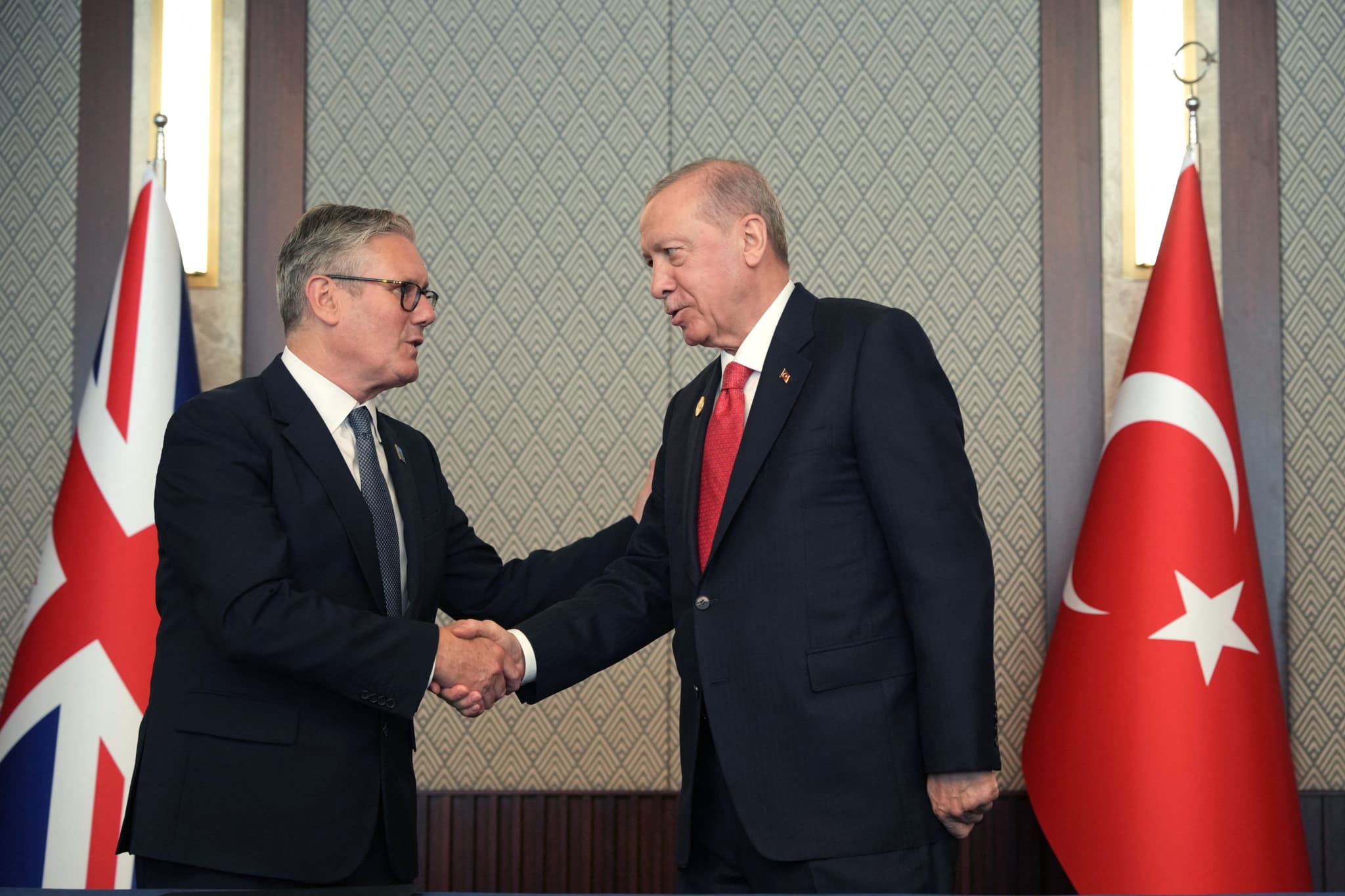 Sommet à Ankara: Erdogan offre un pistolet gravé à chaque dirigeant de l’OTAN