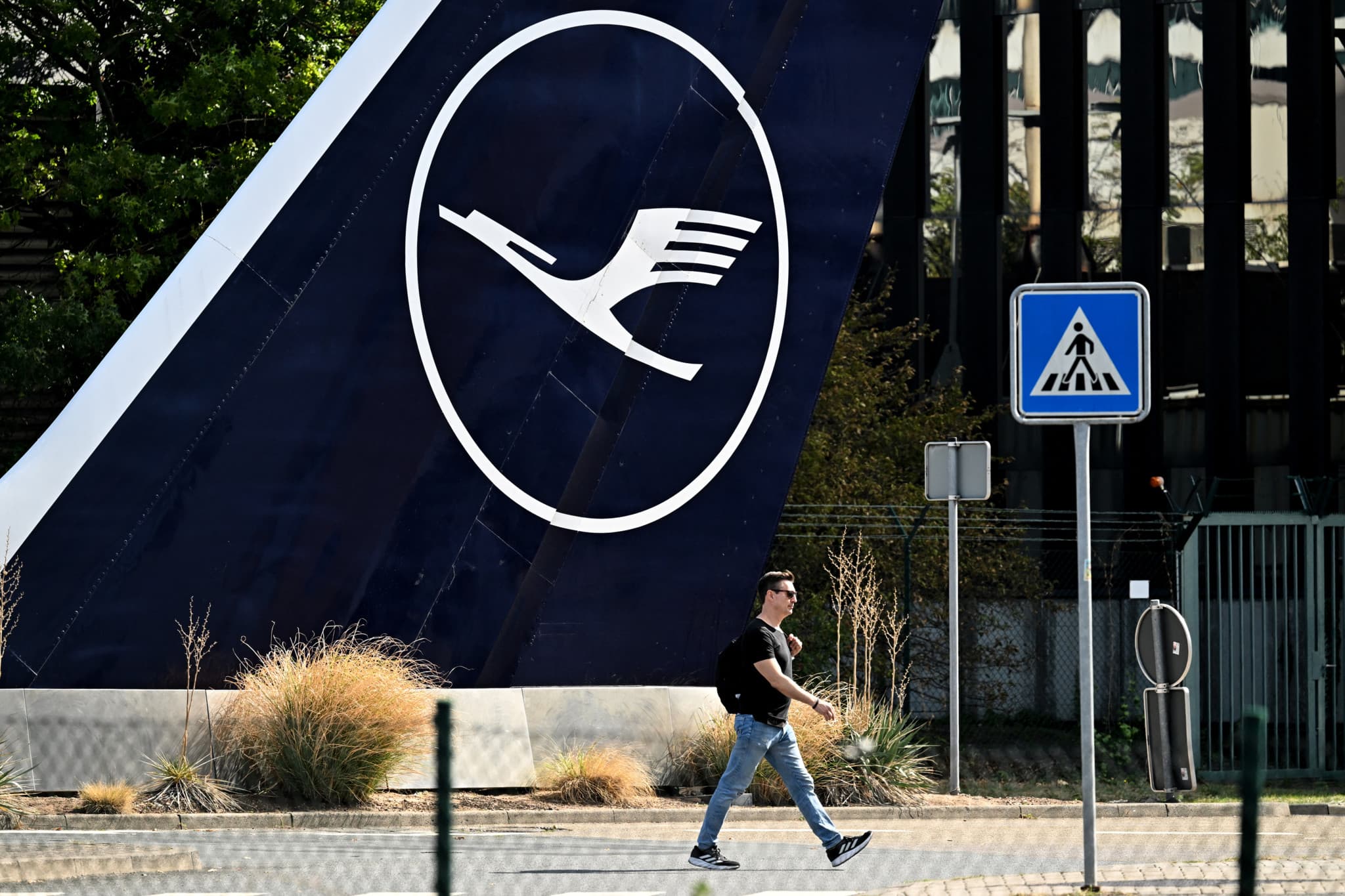Commentaires sur X: Un employé de Lufthansa perd patience et provoque un tollé en ligne