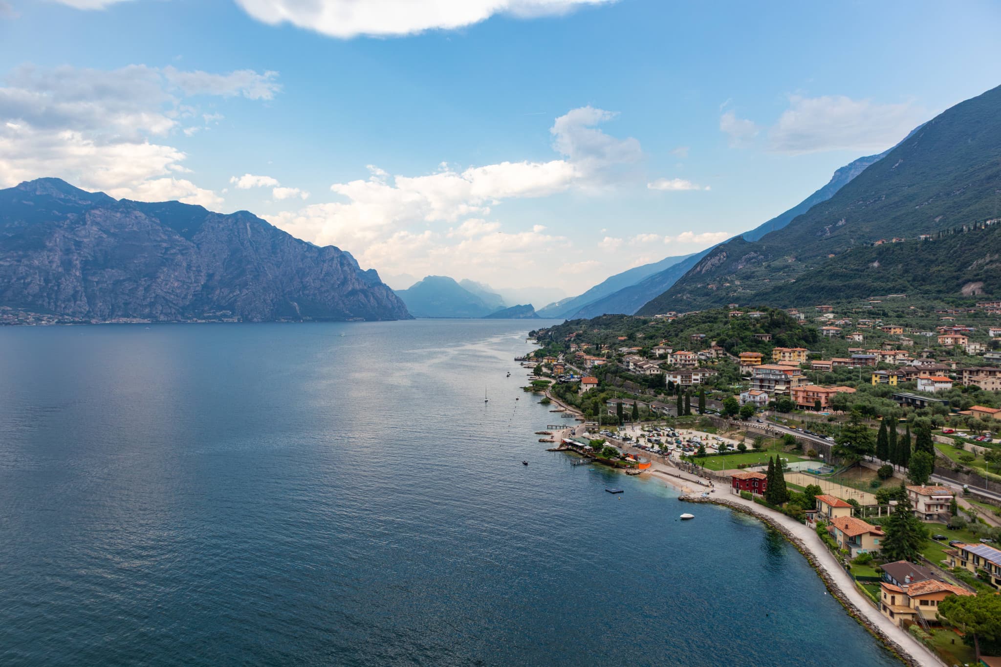 Accident en Italie: Un Suisse de 37 ans meurt en parapente au lac de Garde