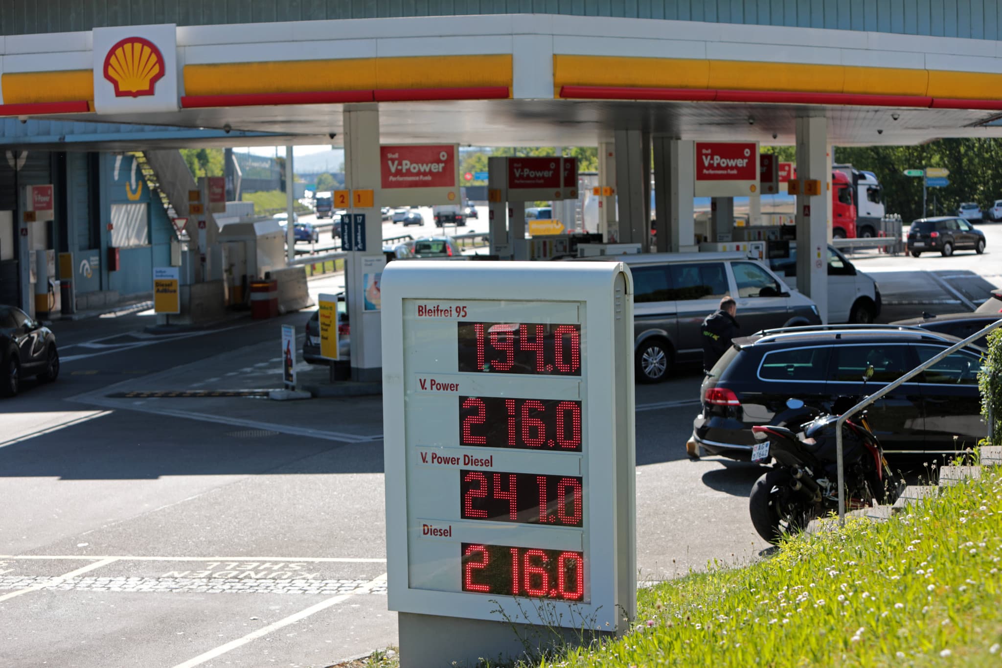 Sur fond de tensions au Moyen-Orient: Face à la flambée des prix du pétrole, les vacanciers suisses s’adaptent