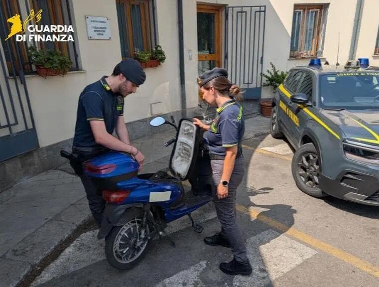 Valeur de plusieurs millions: La police italienne saisit près de 7000 scooters électriques venus de Chine