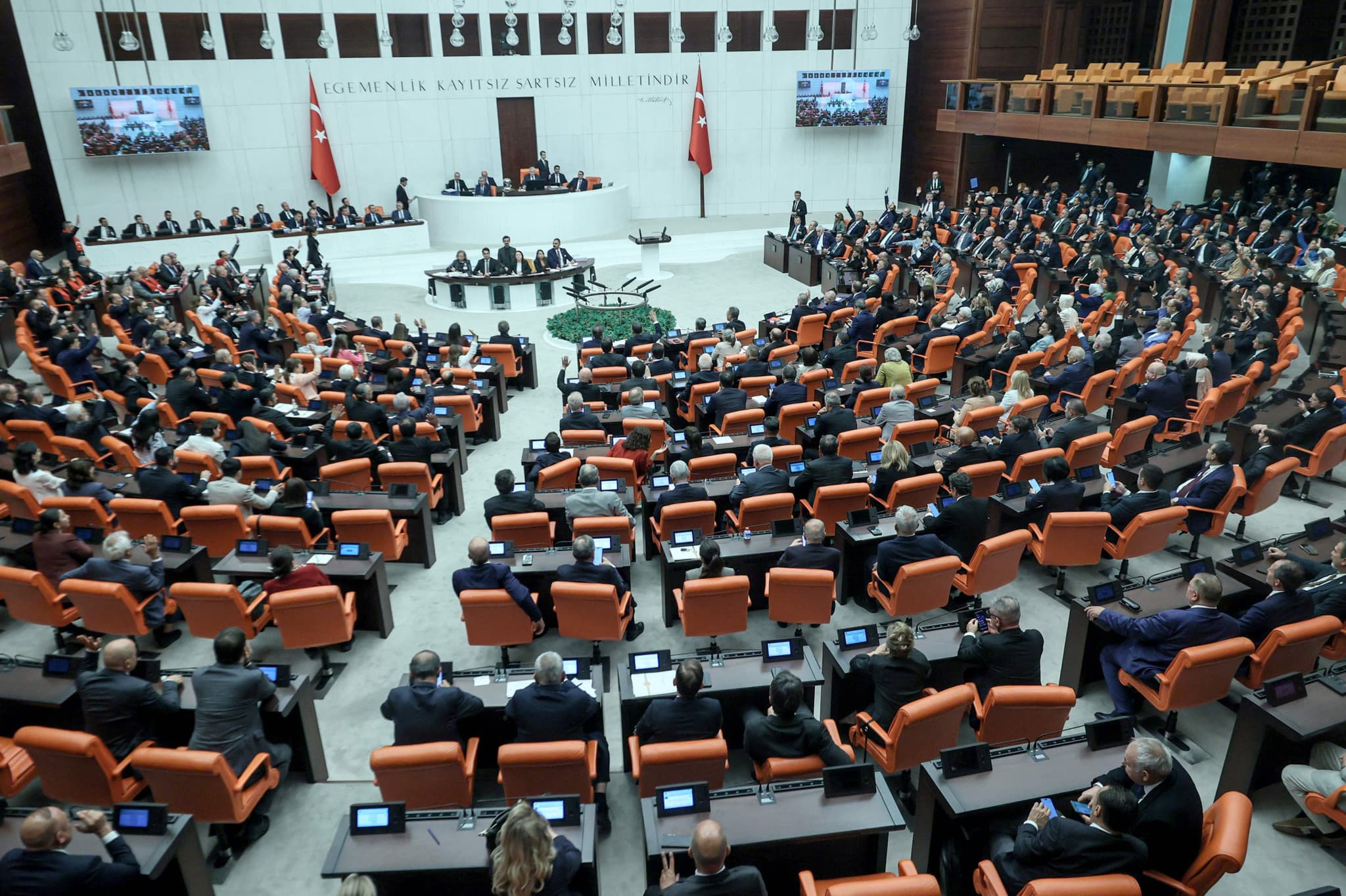 Question kurde en Turquie: Le Parlement adopte une loi historique pour réintégrer les combattants du PKK