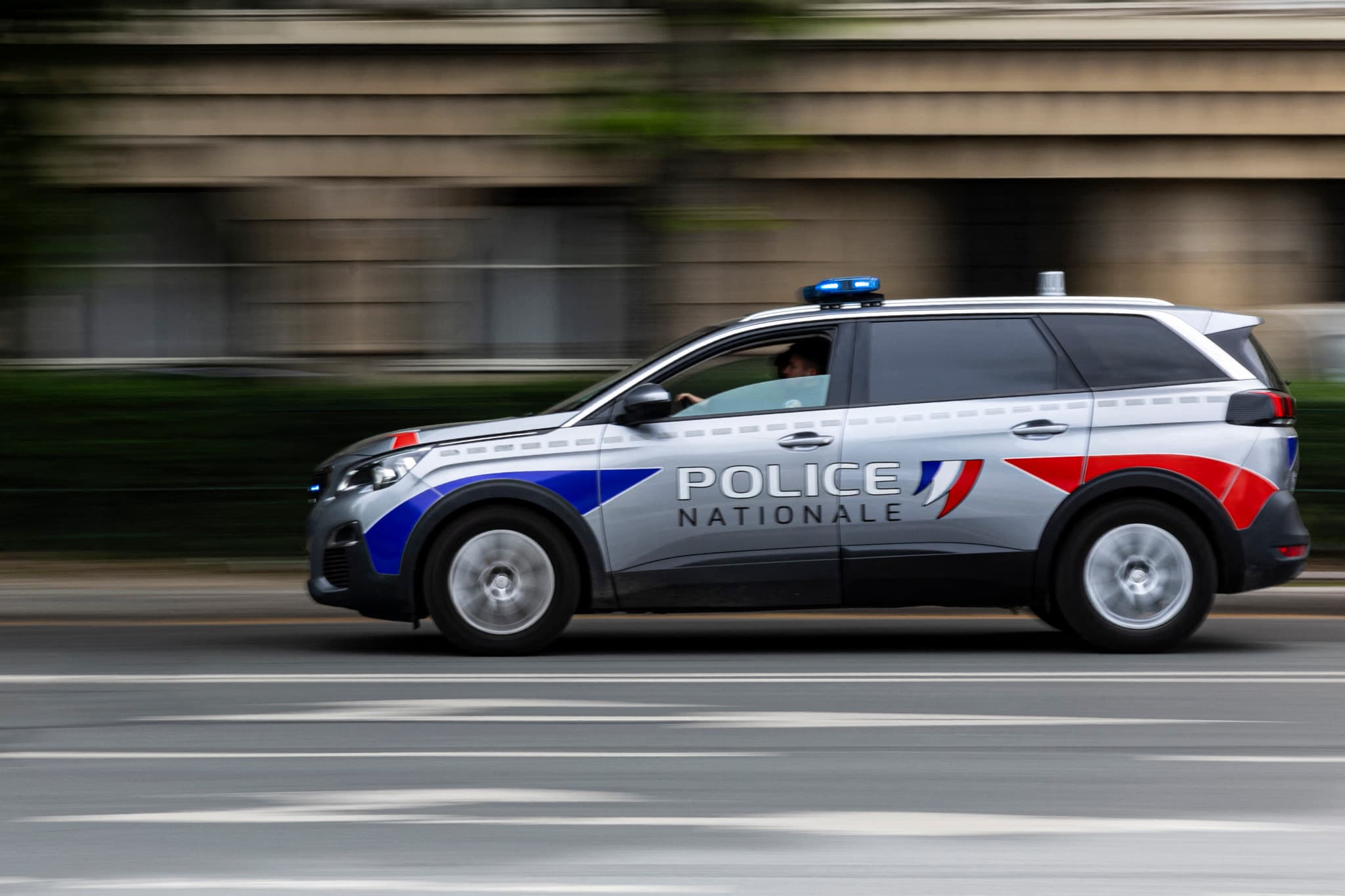 Violences en France: Un principal de collège et une enseignante blessés par des tirs de fusil de chasse