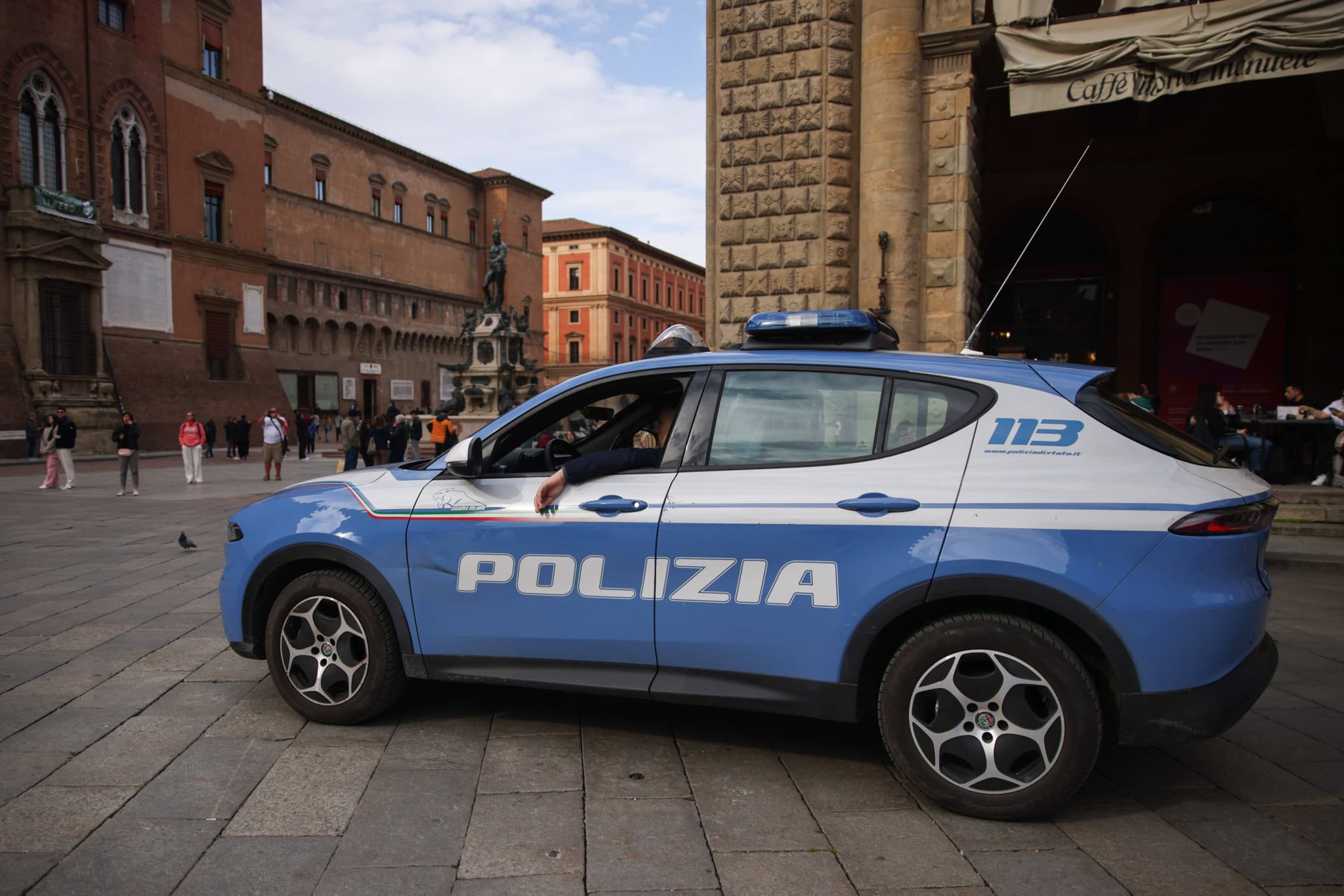Enquête à Bologne: Un homme meurt plaqué au sol par deux policiers italiens