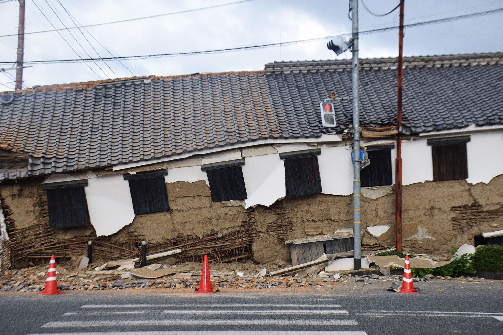 Séisme au Japon: 13 morts, des employés piégés dans un centre commercial effondré