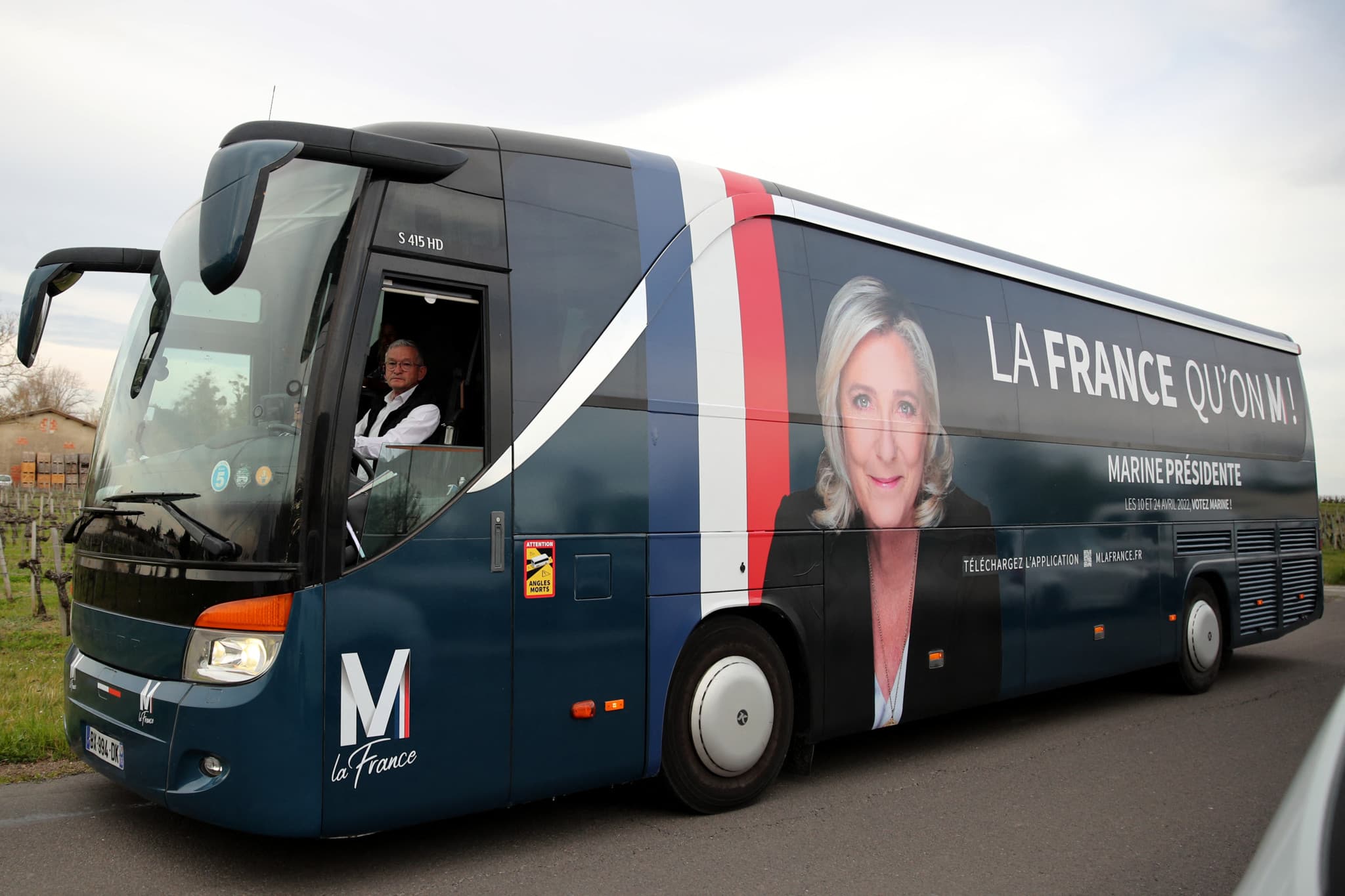 Dégradation à Grenoble: Un bus de sympathisants RN dégradé par des militants encagoulés