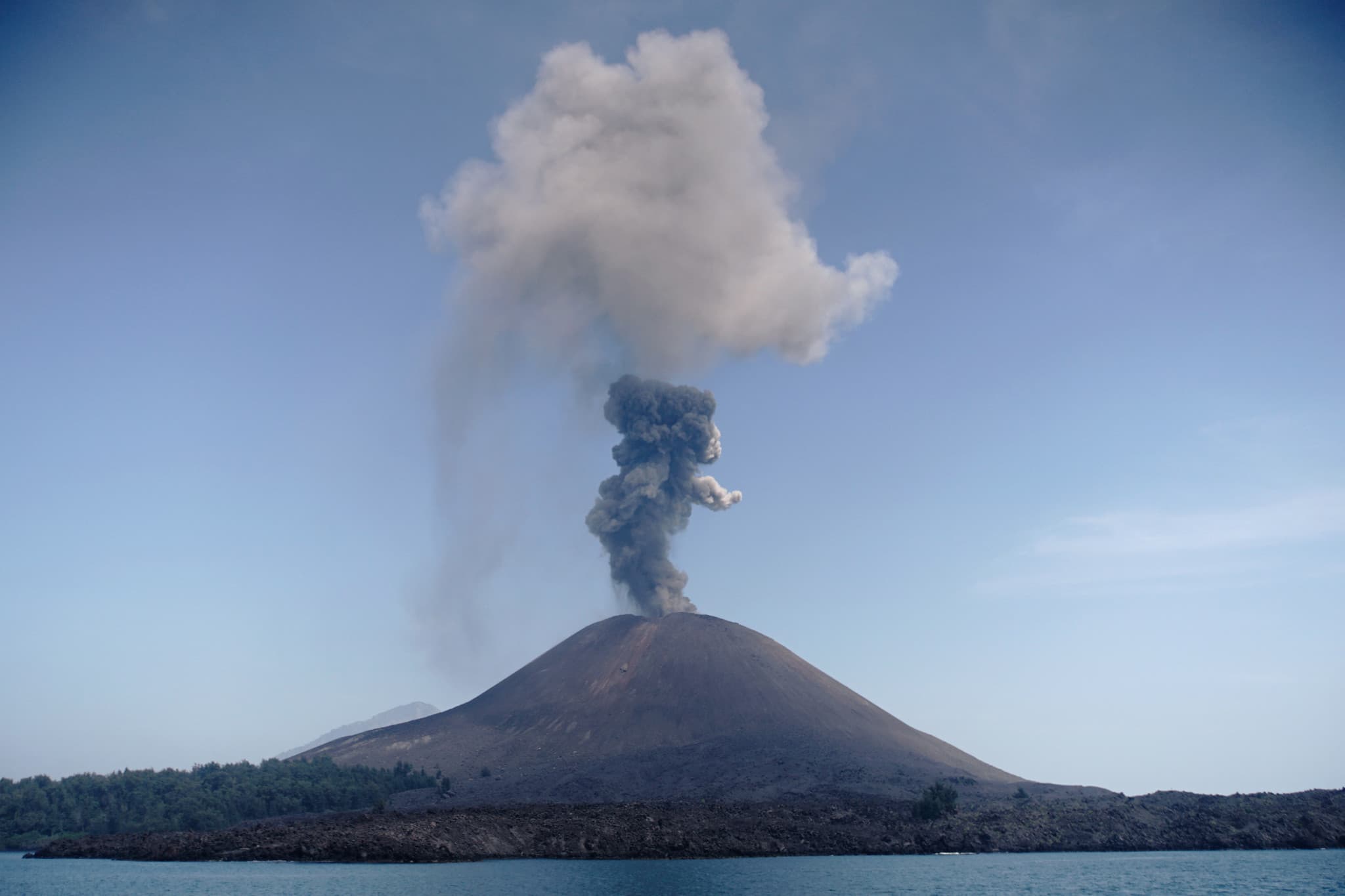 Volcan Anak Krakatau: Deux nouvelles îles émergent en Indonésie après des éruptions volcaniques