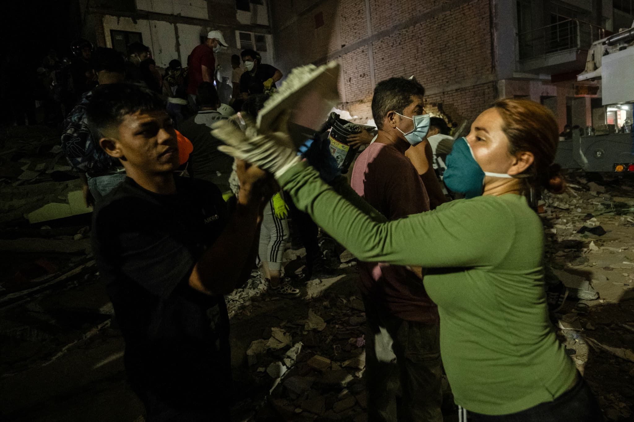 Séisme en Colombie: La course contre la montre pour retrouver des survivants fait rage