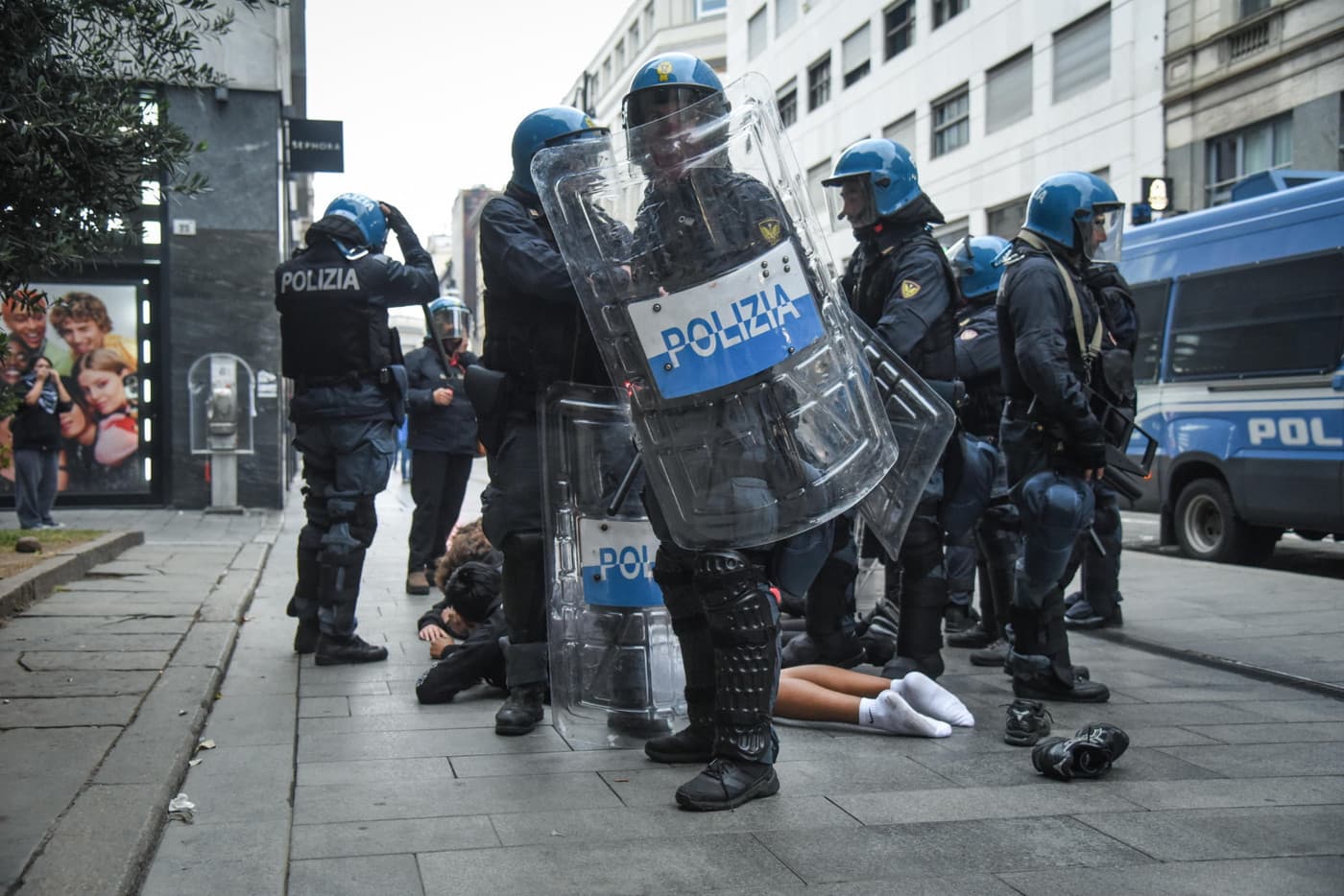 Violentes manifestations en Italie: Rome va déployer 500 soldats à Milan après des affrontements