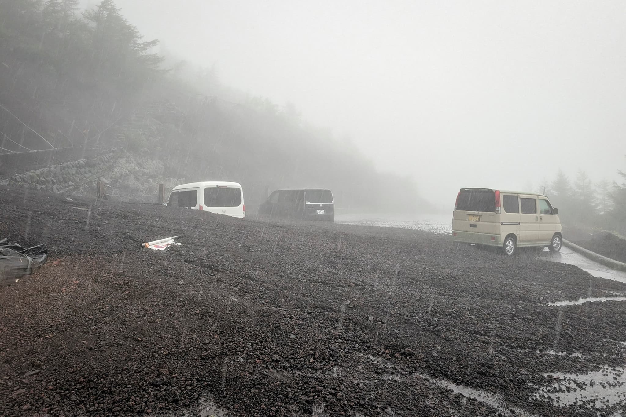 Saison estivale au Japon: Le mont Fuji malmené par les intempéries lors de son dernier jour d’ouverture