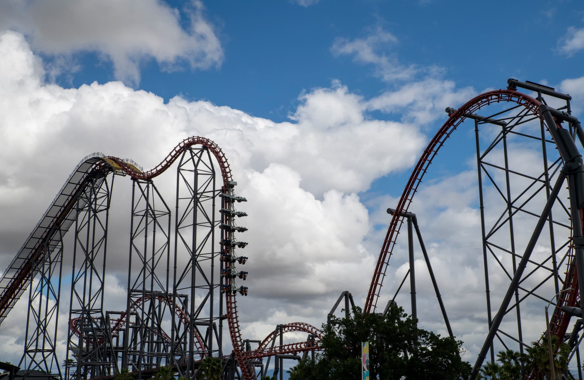 Parc d’attractions californien: Des montagnes russes provoquent des hémorragies cérébrales