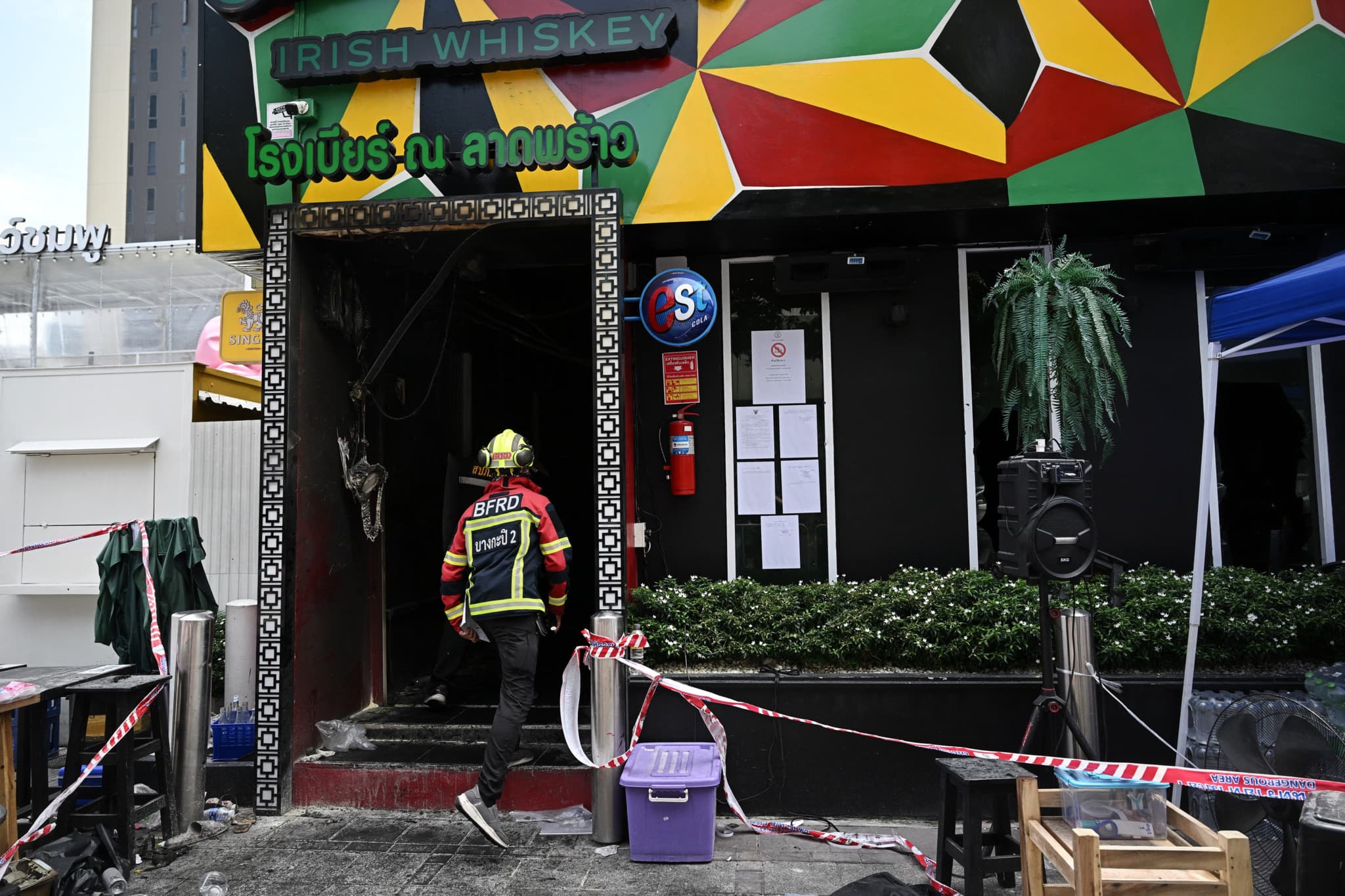 Incendie à Bangkok: Le propriétaire du bar où 37 personnes ont péri sera inculpé