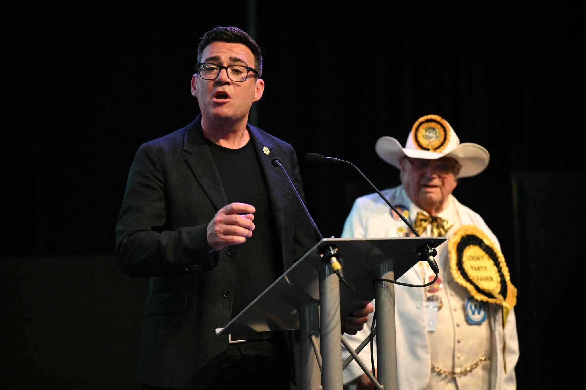 Politique britannique: Andy Burnham remporte une victoire écrasante et menace Keir Starmer