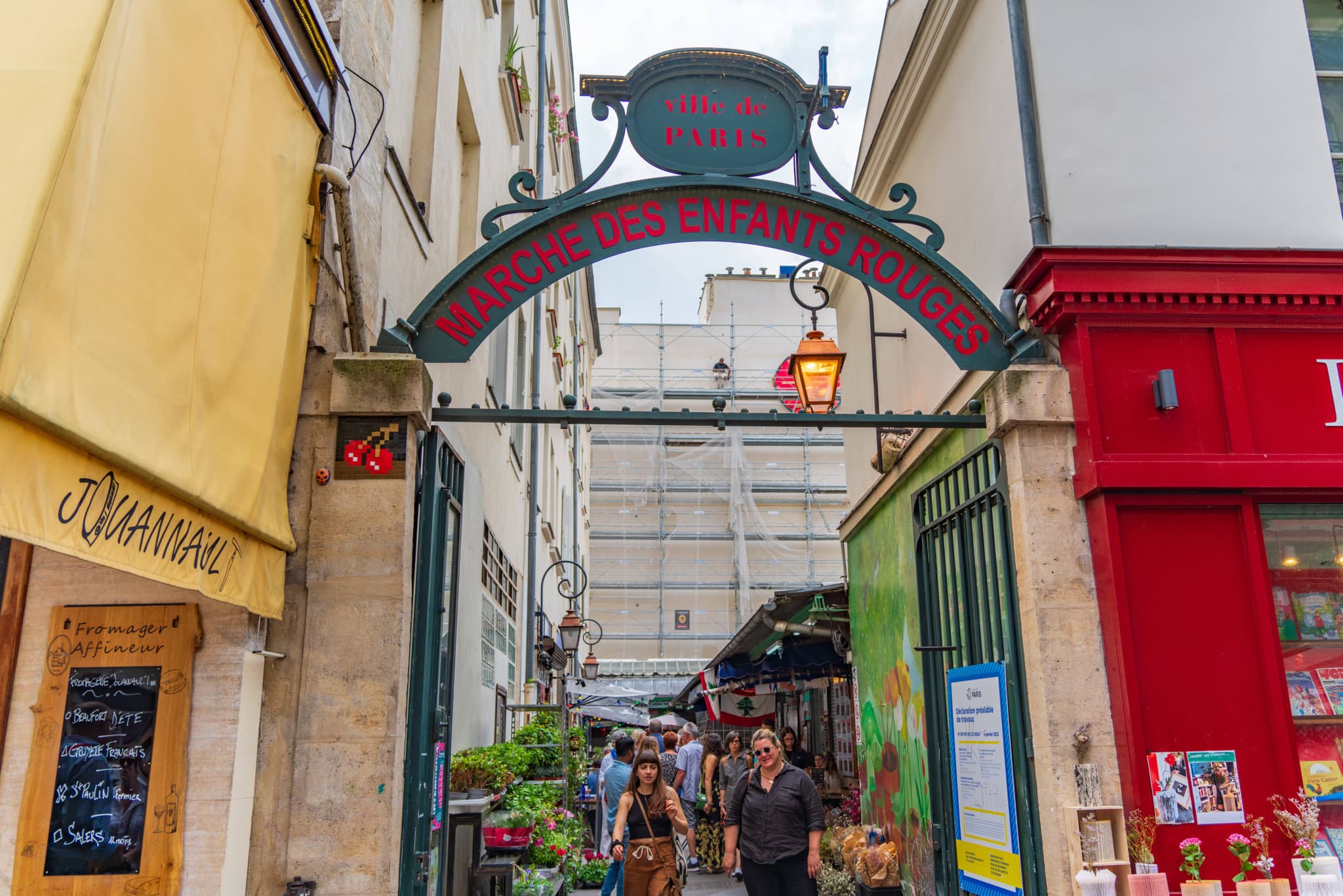 Incendie à Paris: Le plus ancien marché couvert de Paris totalement détruit par les flammes
