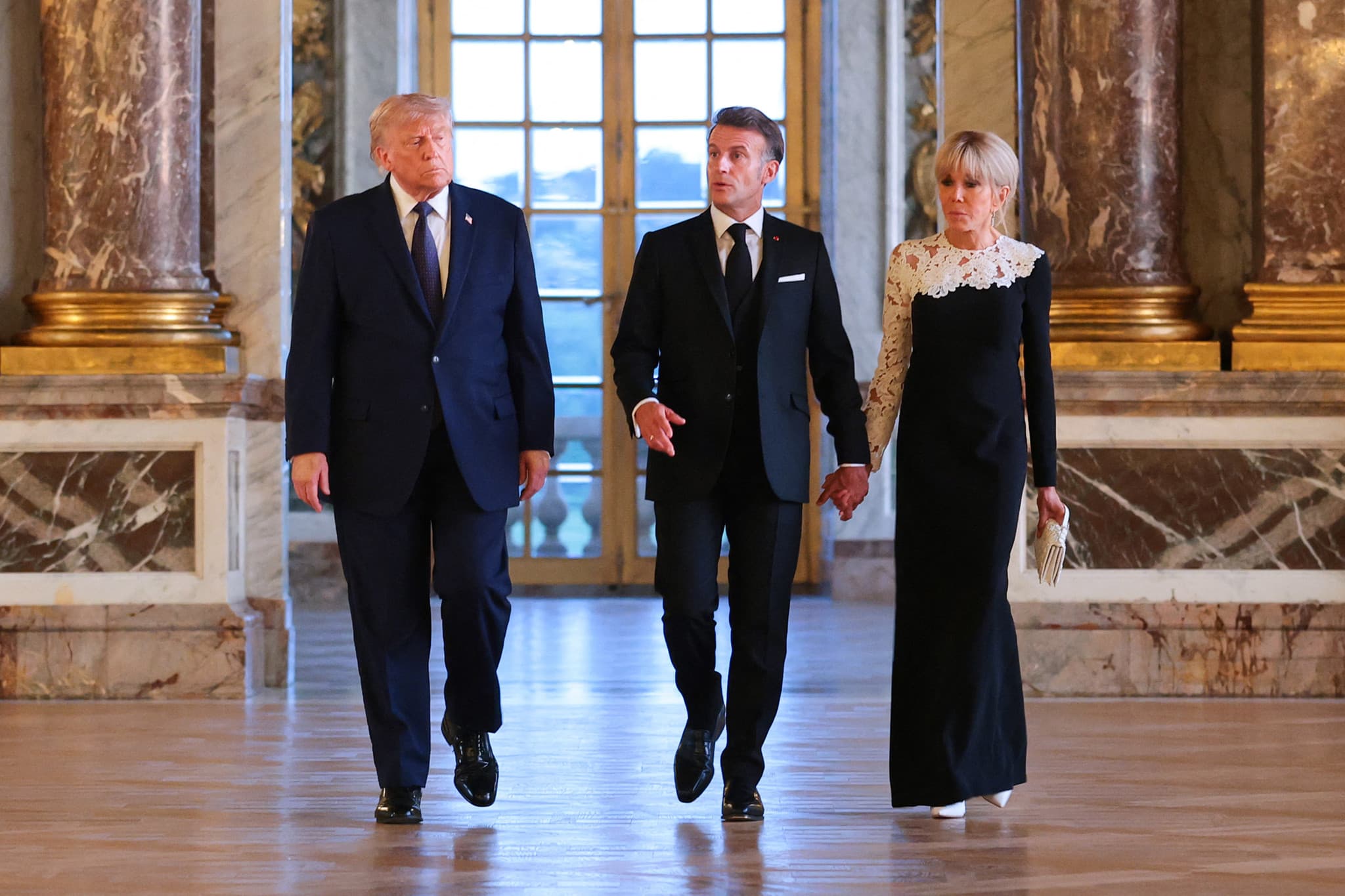 Dîner post-G7: Macron déroule le tapis rouge de Versailles pour séduire Trump