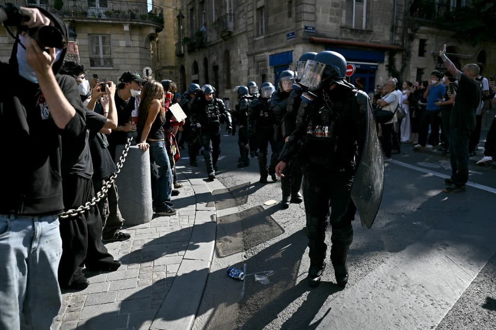 Mouvement lycéen en France: L’usage de grenades assourdissantes suspendu après une main arrachée