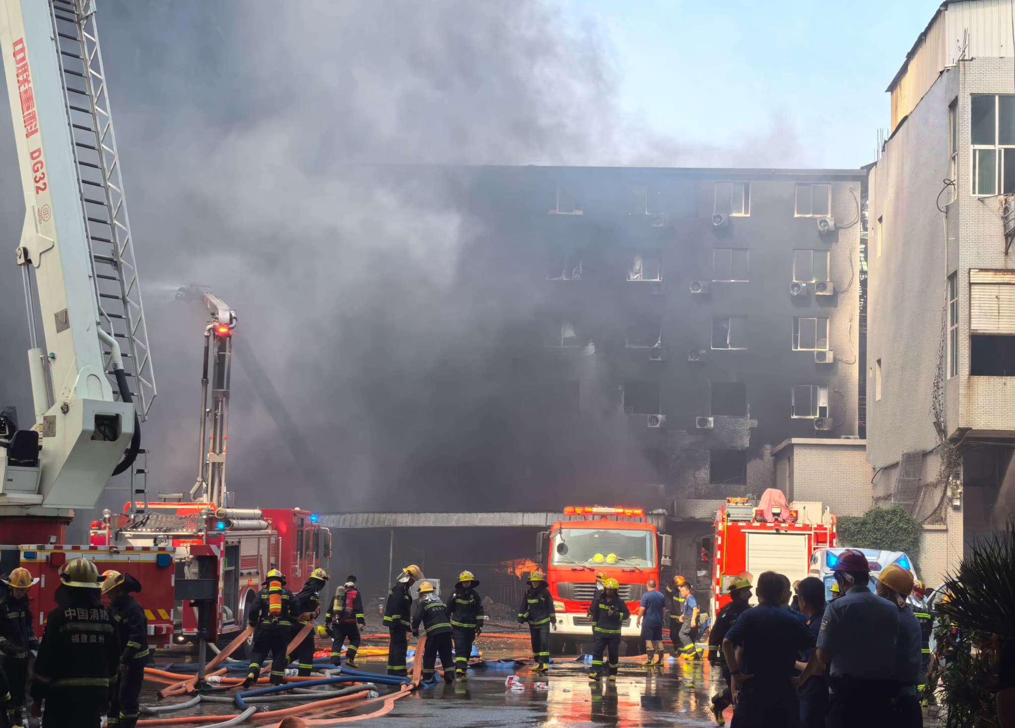 Catastrophe en Chine: Au moins 28 morts dans l’incendie d’une usine de chaussures