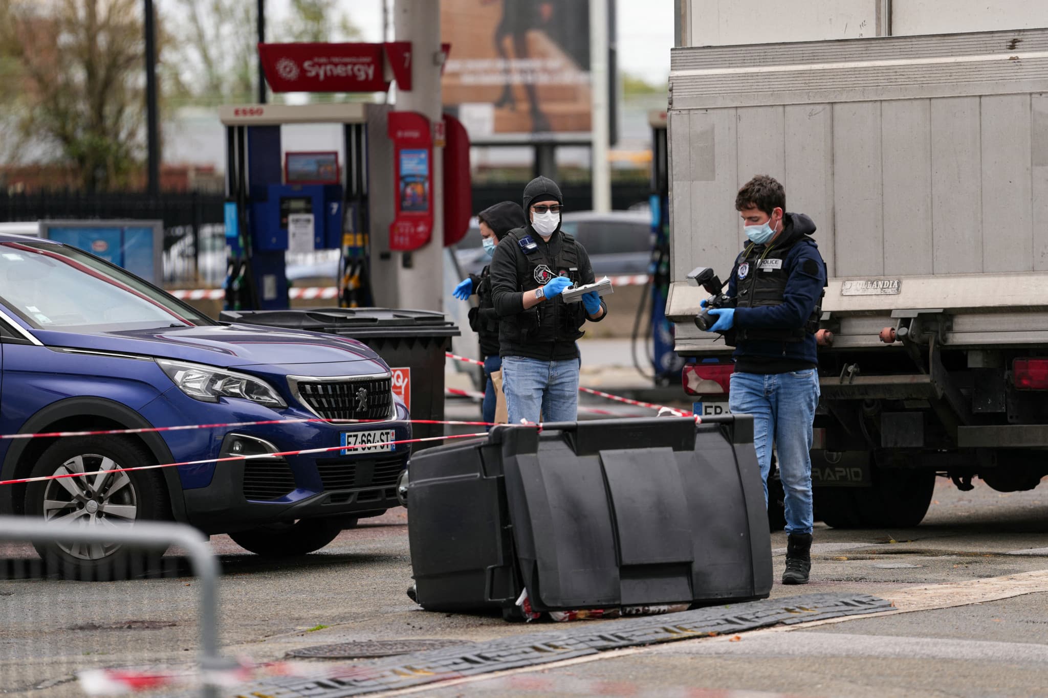 Attentat dans les Yvelines: Un tireur connu de la justice a-t-il échappé à toute surveillance?